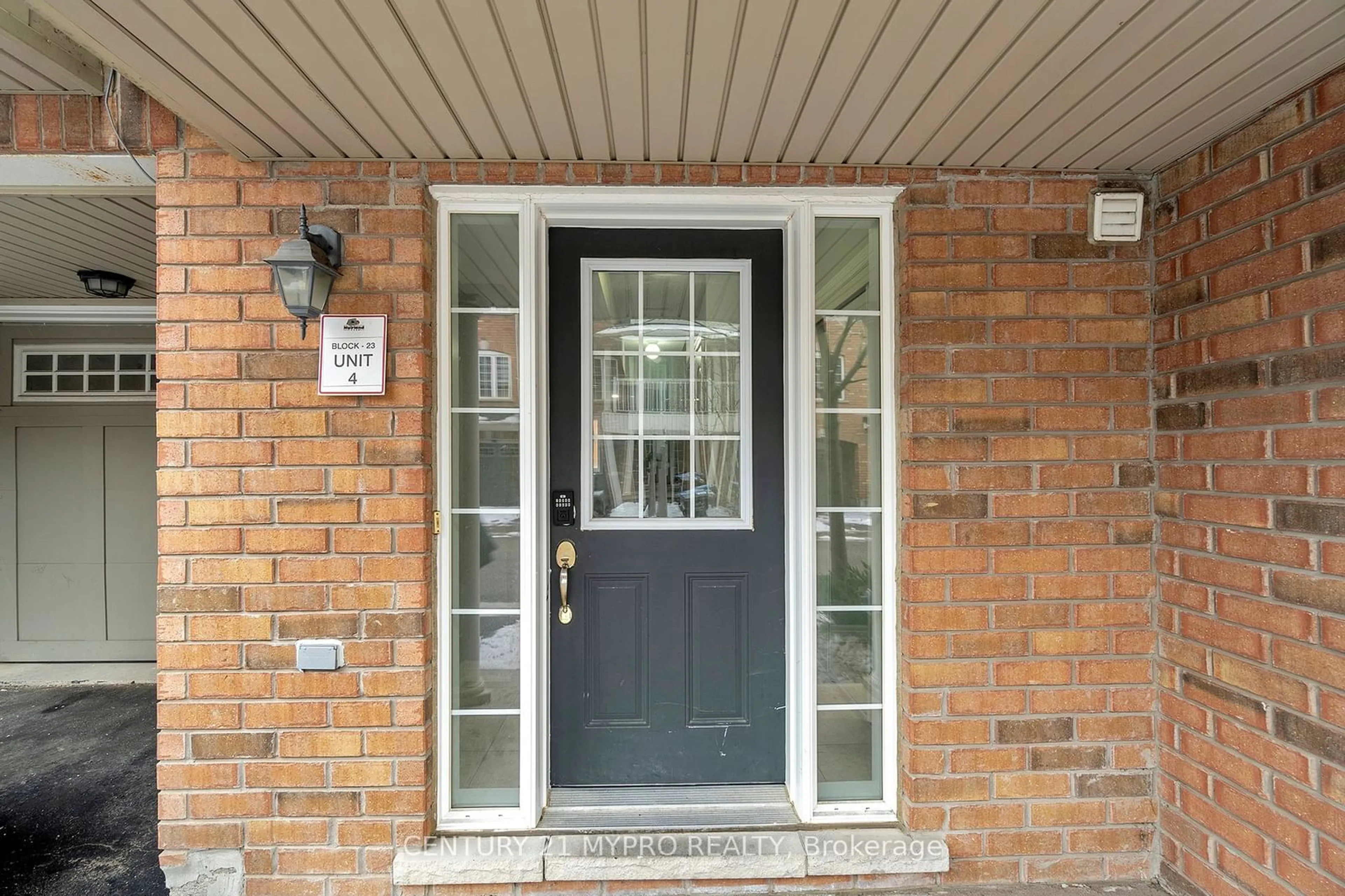 Indoor entryway for 7 Urbana Rd, Brampton Ontario L6Y 0R6