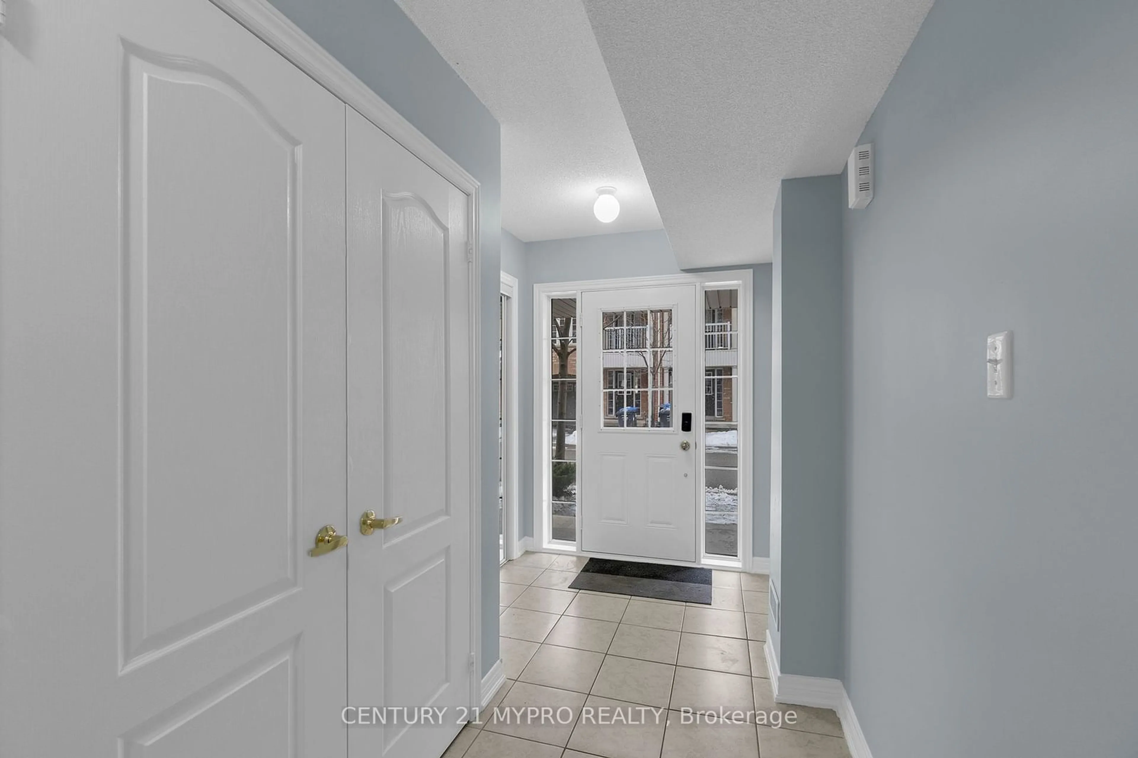 Indoor entryway for 7 Urbana Rd, Brampton Ontario L6Y 0R6