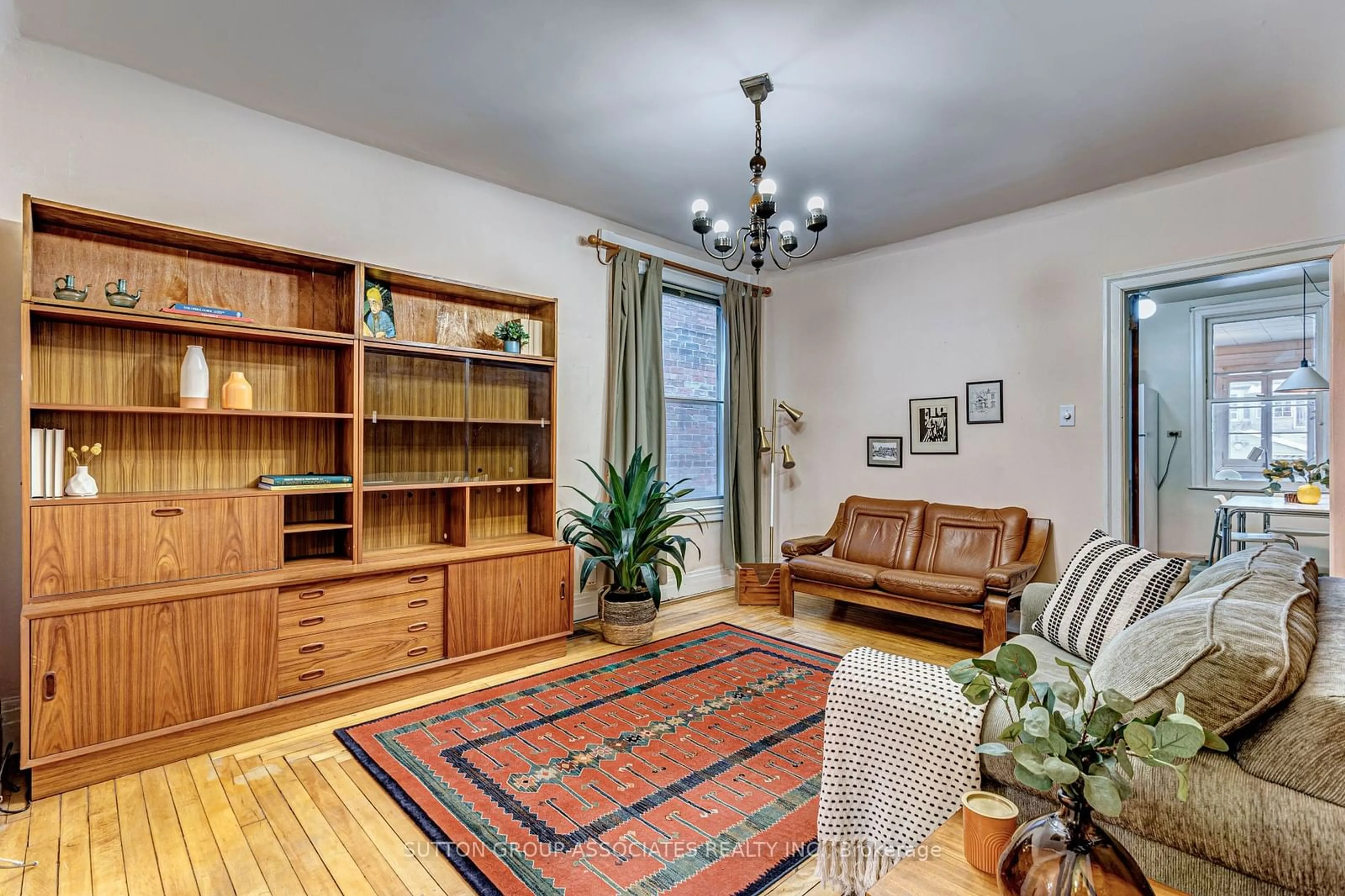 Living room with furniture, unknown for 87 Fermanagh Ave, Toronto Ontario M6R 1M1