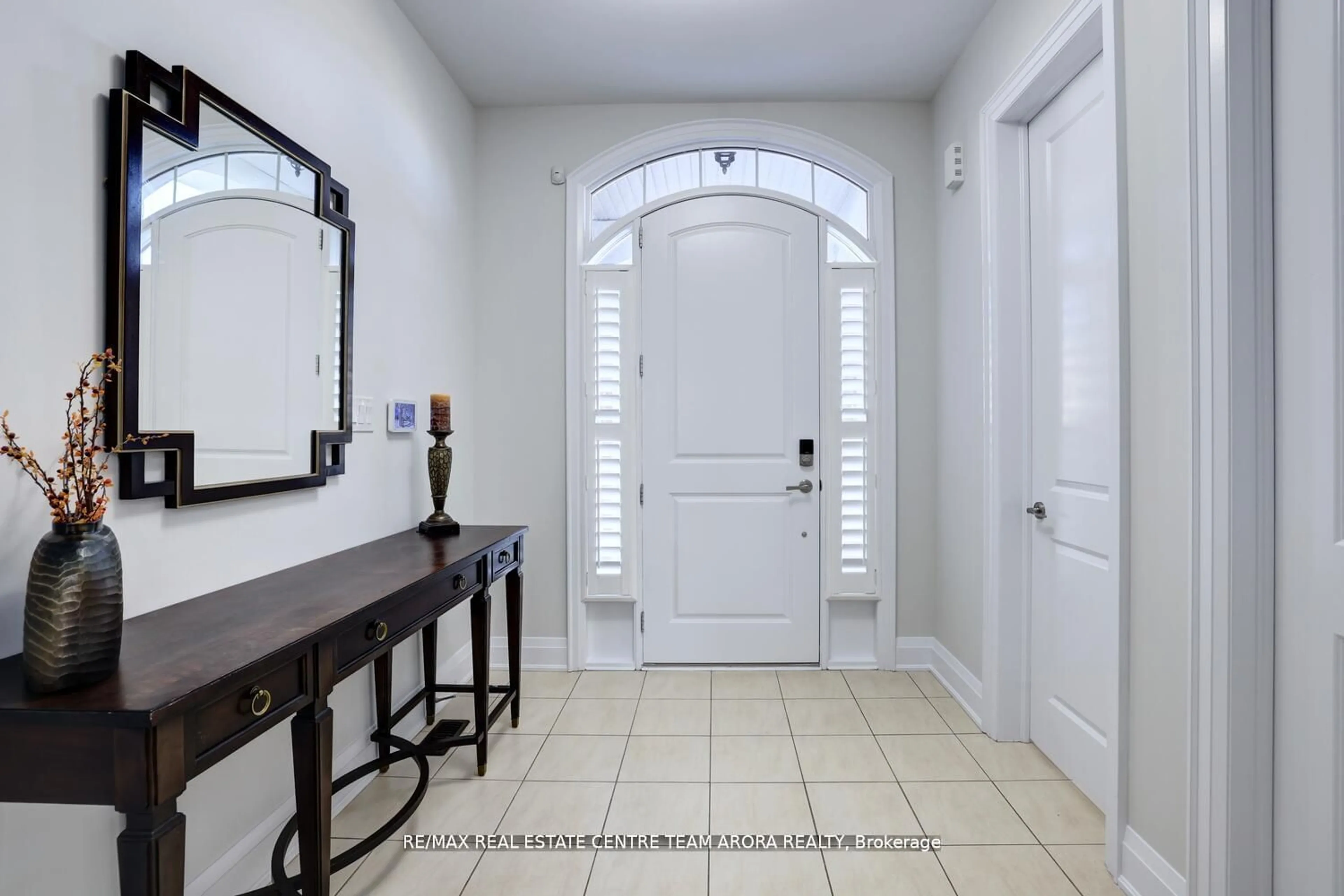 Indoor entryway for 119 Coastline Dr, Brampton Ontario L6Y 0S2