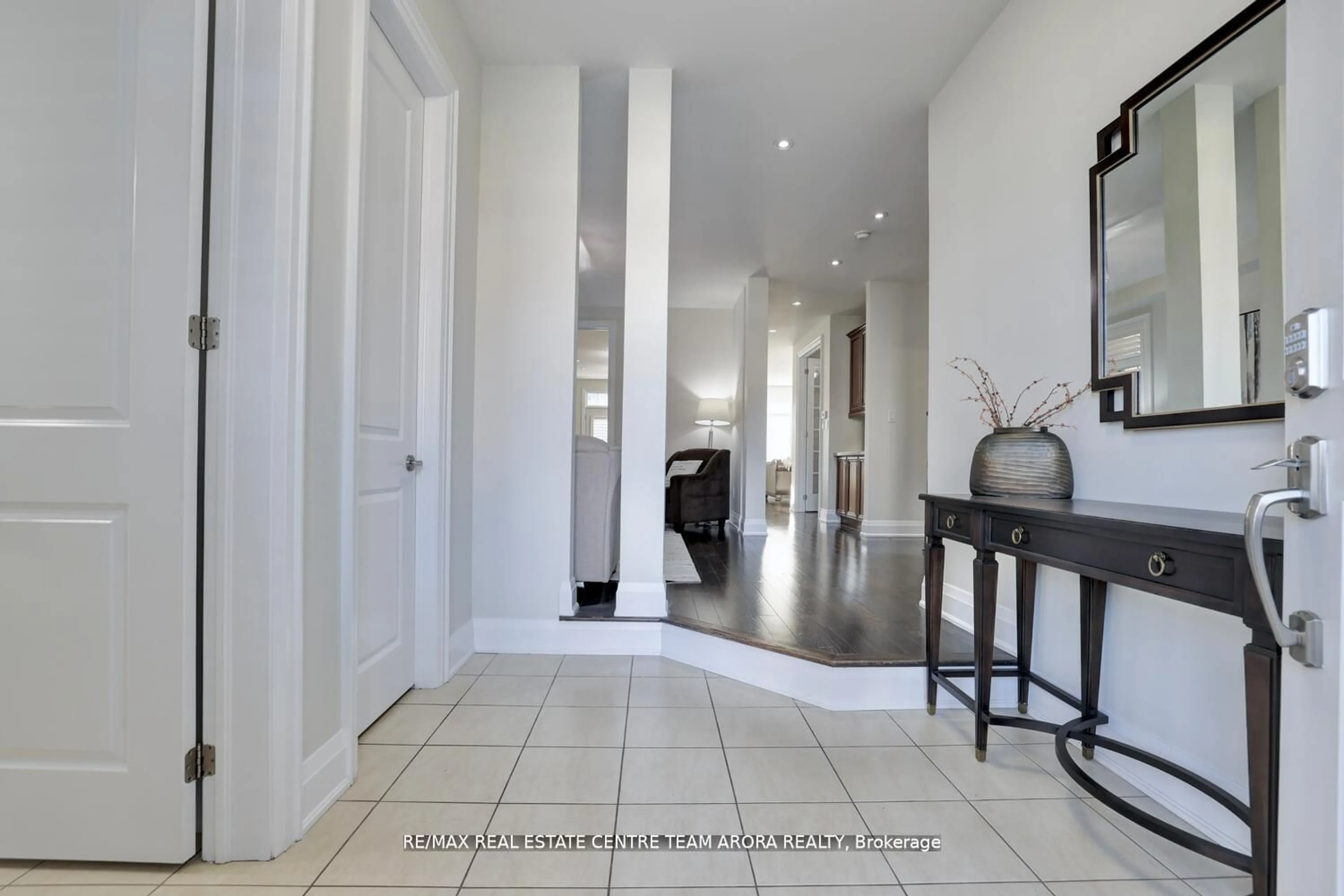 Indoor entryway for 119 Coastline Dr, Brampton Ontario L6Y 0S2