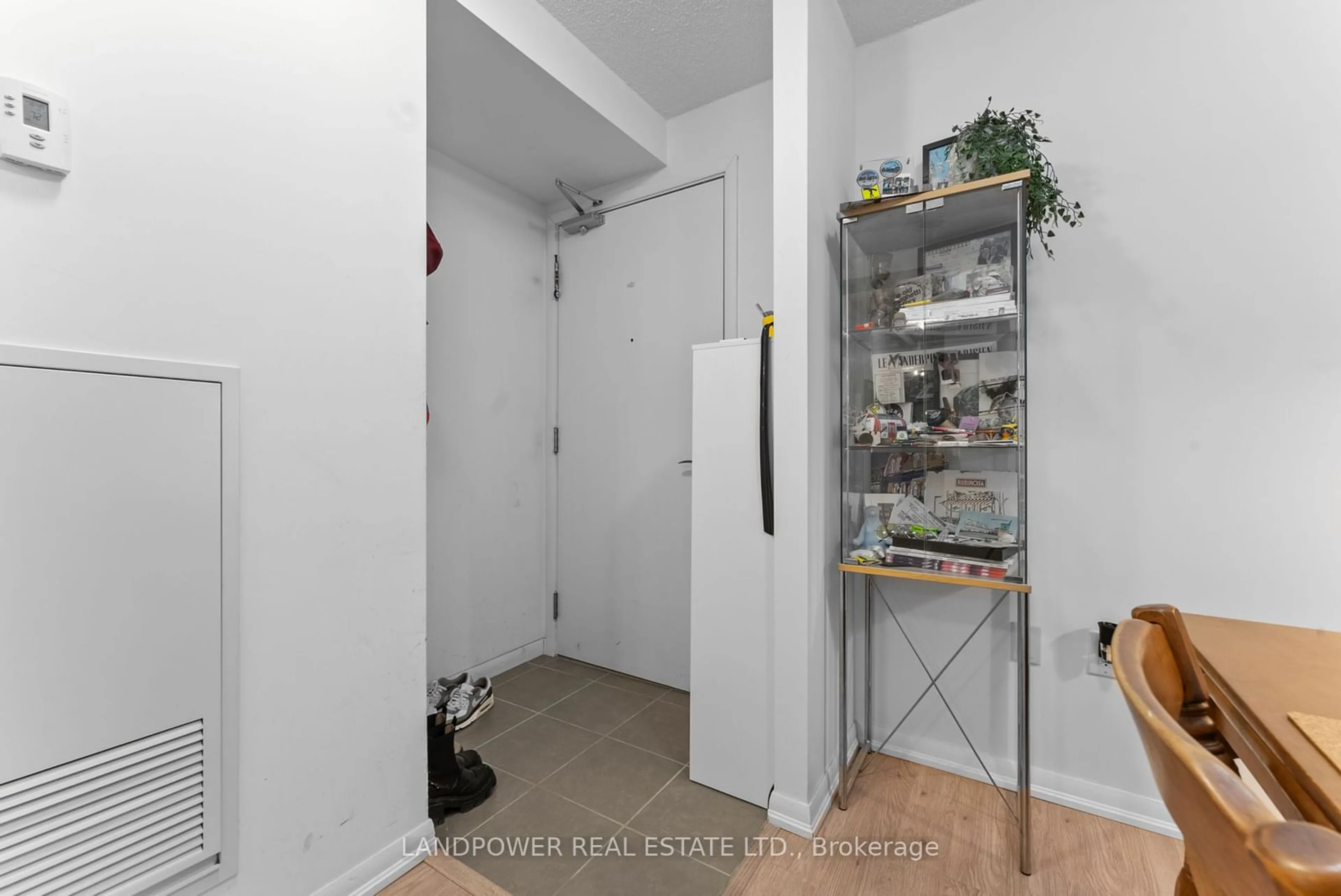 Indoor entryway for 830 Lawrence Ave #724, Toronto Ontario M6A 1C3