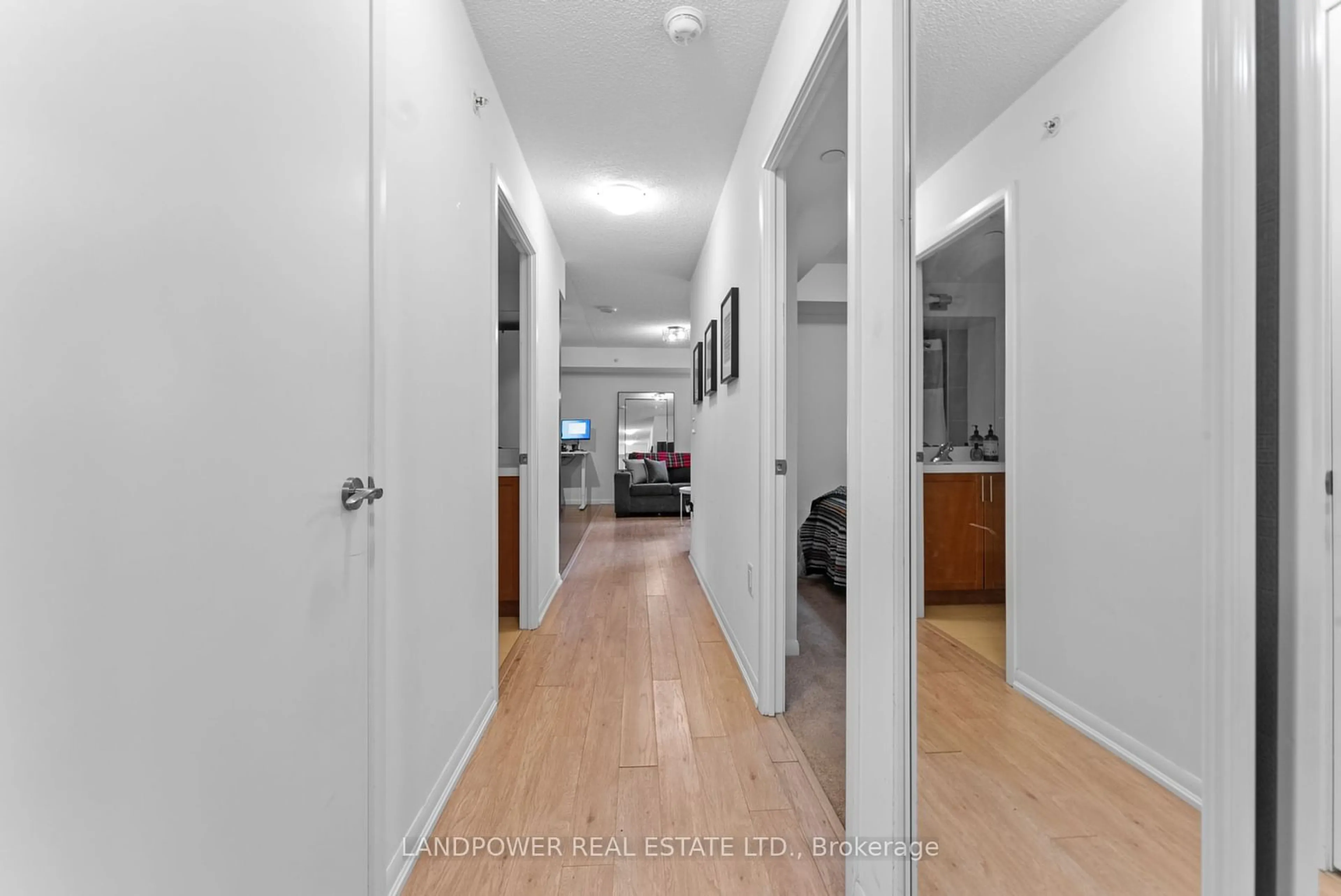 Indoor foyer for 830 Lawrence Ave #724, Toronto Ontario M6A 1C3