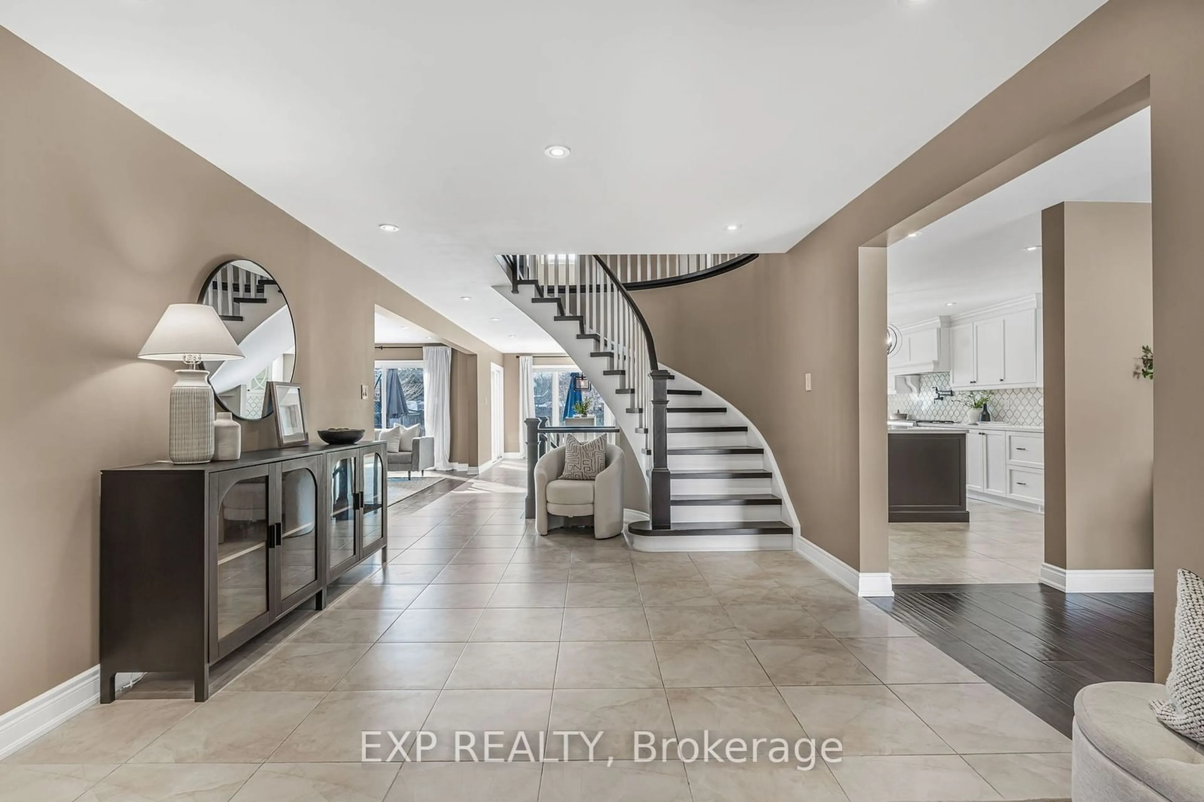 Indoor entryway for 1112 NOTLEY Cres, Oakville Ontario L6M 1H4