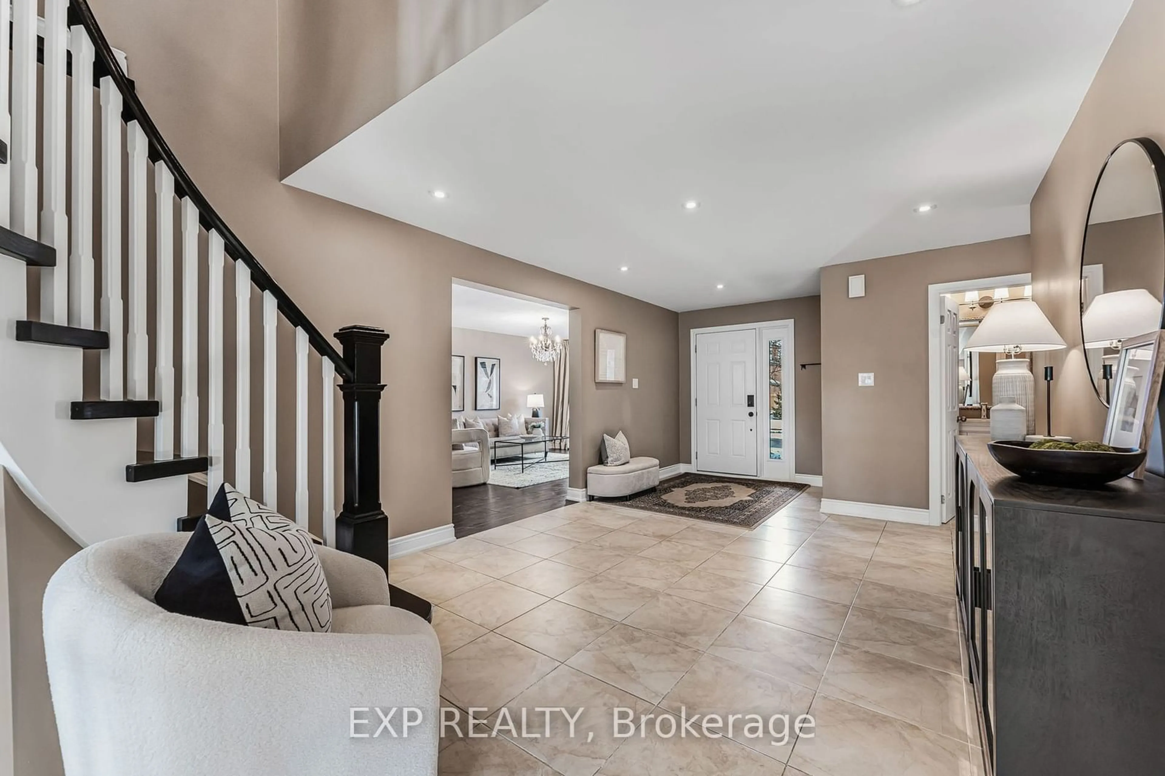 Indoor entryway for 1112 NOTLEY Cres, Oakville Ontario L6M 1H4