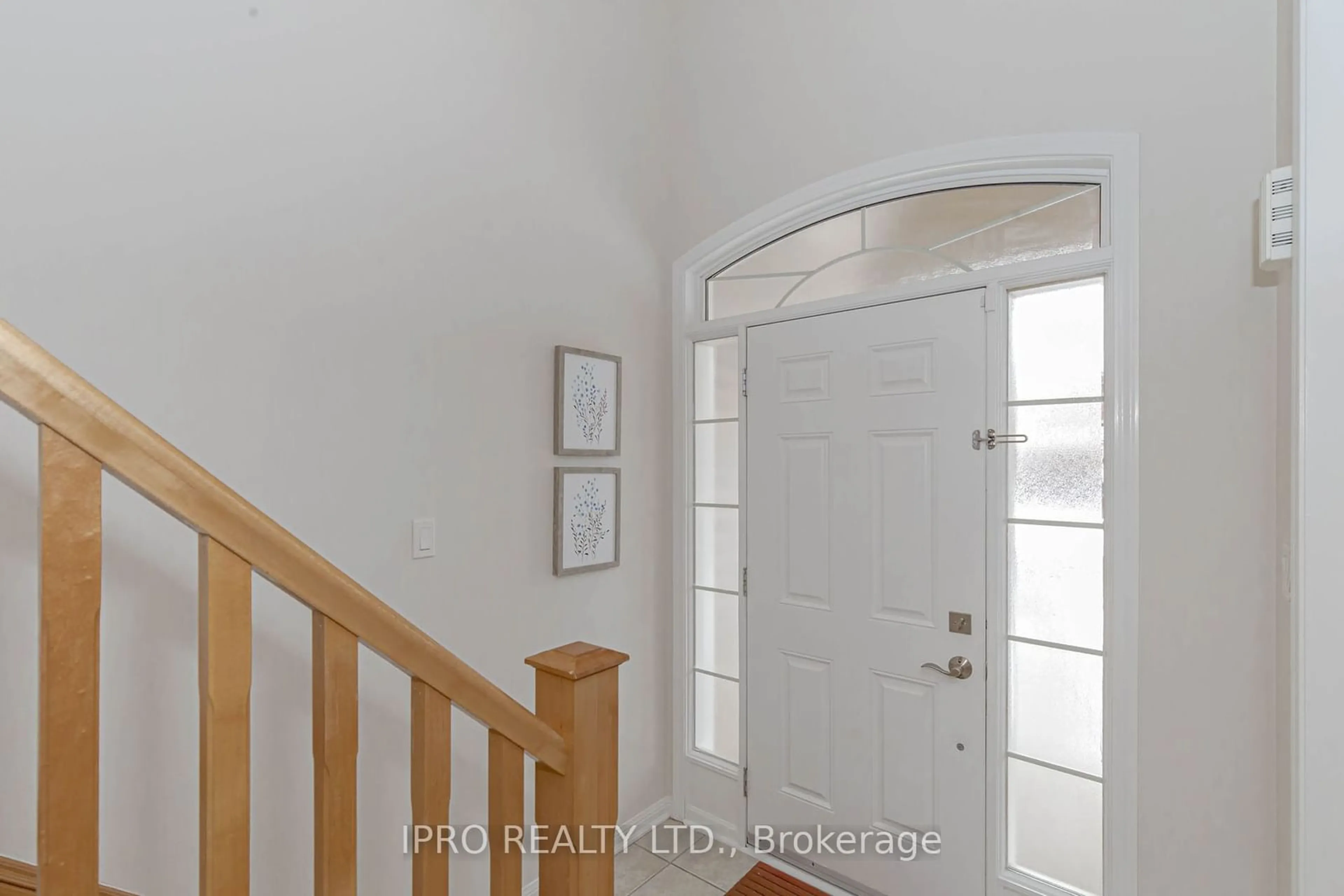 Indoor entryway for 185 Mcdougall Cross, Milton Ontario L9T 0P7