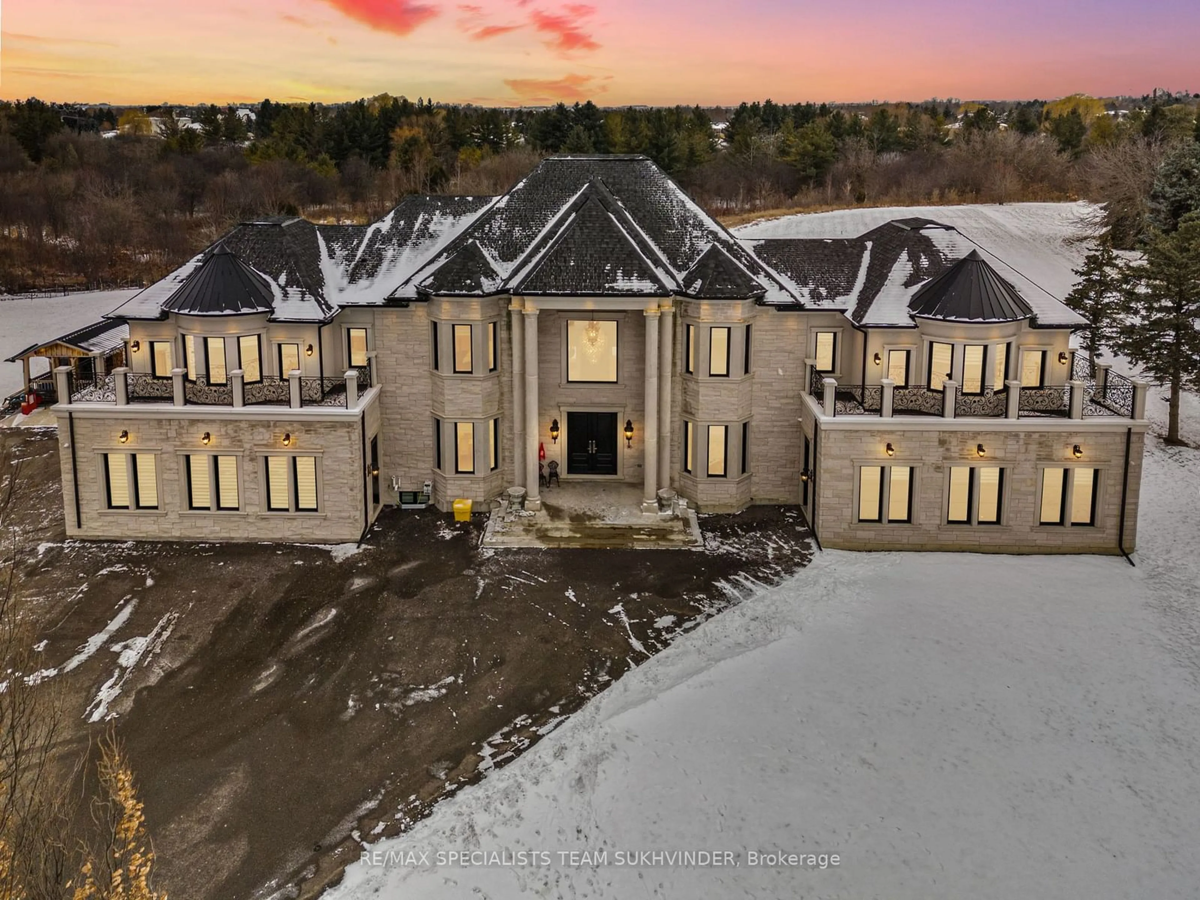 A pic from outside/outdoor area/front of a property/back of a property/a pic from drone, building for 4 Grafton Cres, Brampton Ontario L6P 0M1