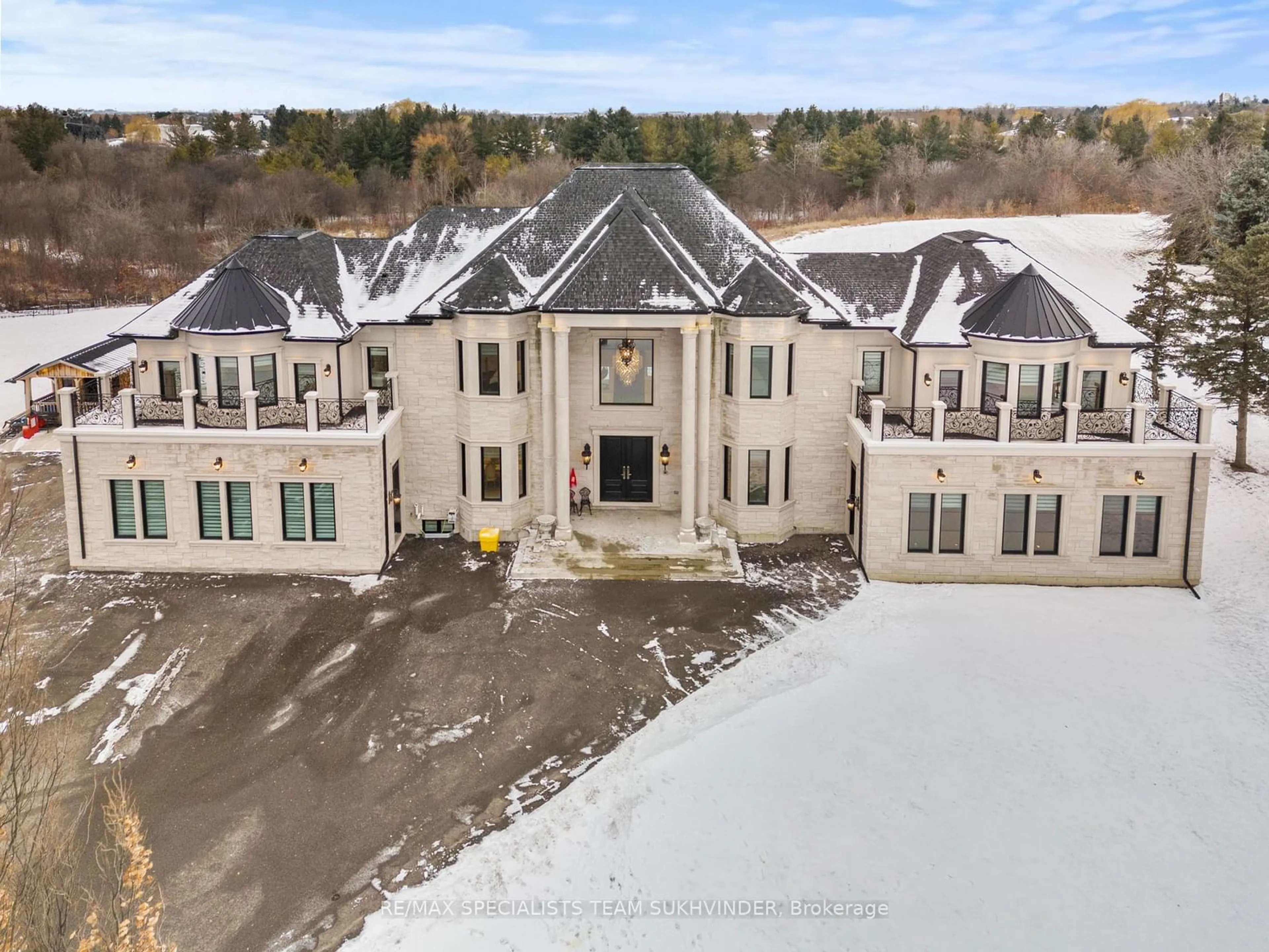 A pic from outside/outdoor area/front of a property/back of a property/a pic from drone, building for 4 Grafton Cres, Brampton Ontario L6P 0M1