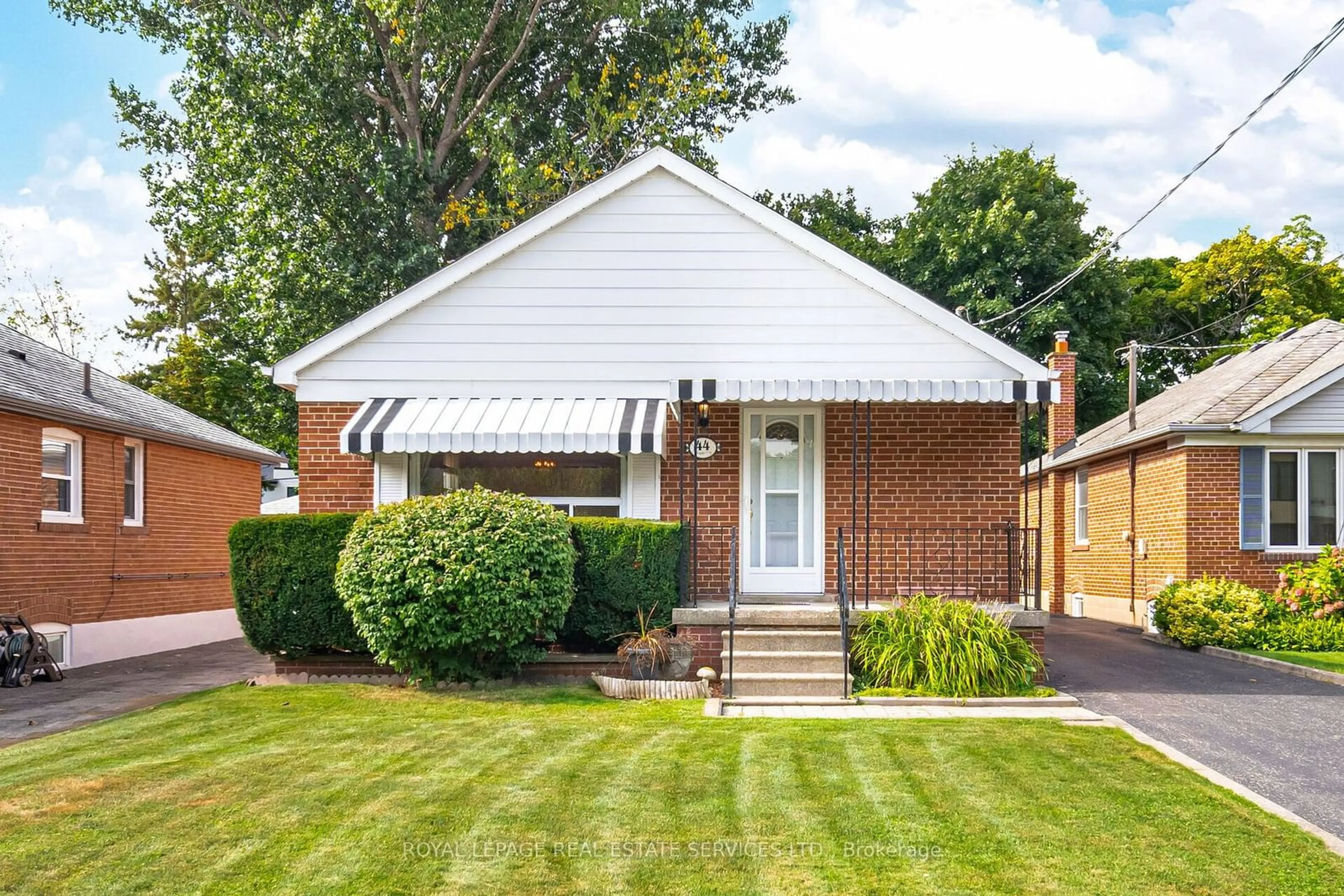 Home with brick exterior material, street for 44 Maple Ave, Mississauga Ontario L5H 2S1