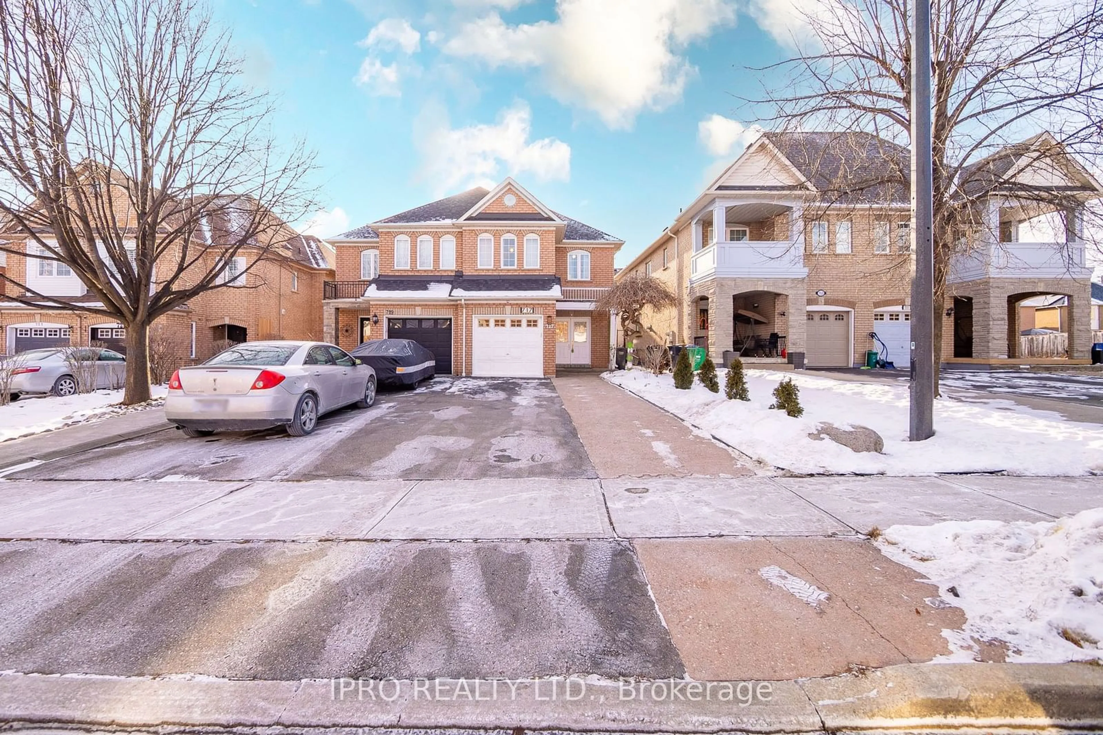 A pic from outside/outdoor area/front of a property/back of a property/a pic from drone, street for 717 Dolly Bird Lane, Mississauga Ontario L5W 1C7