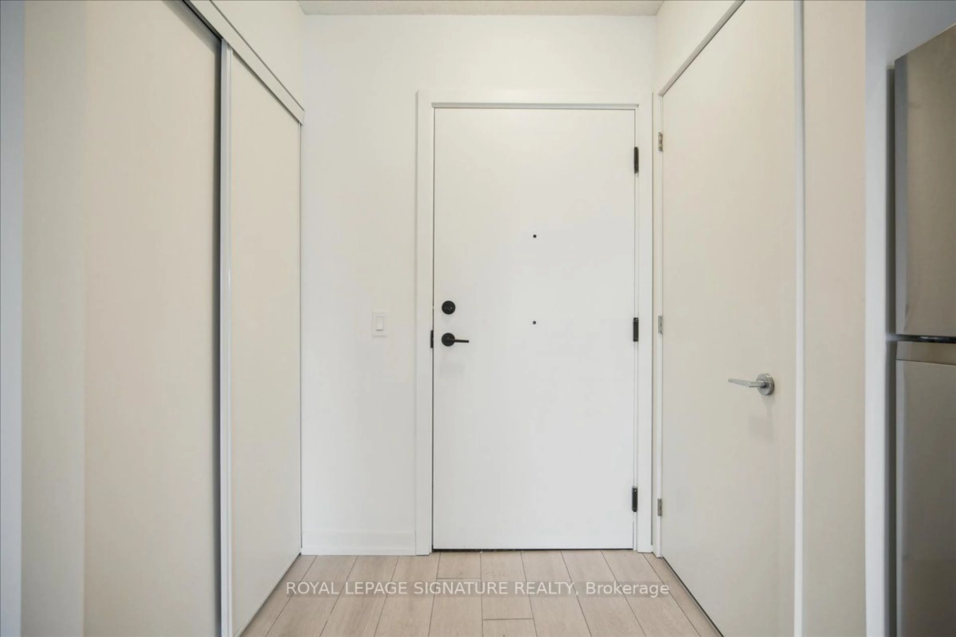 Indoor entryway for 831 Glencairn Ave Ave #25, Toronto Ontario M6B 2A4