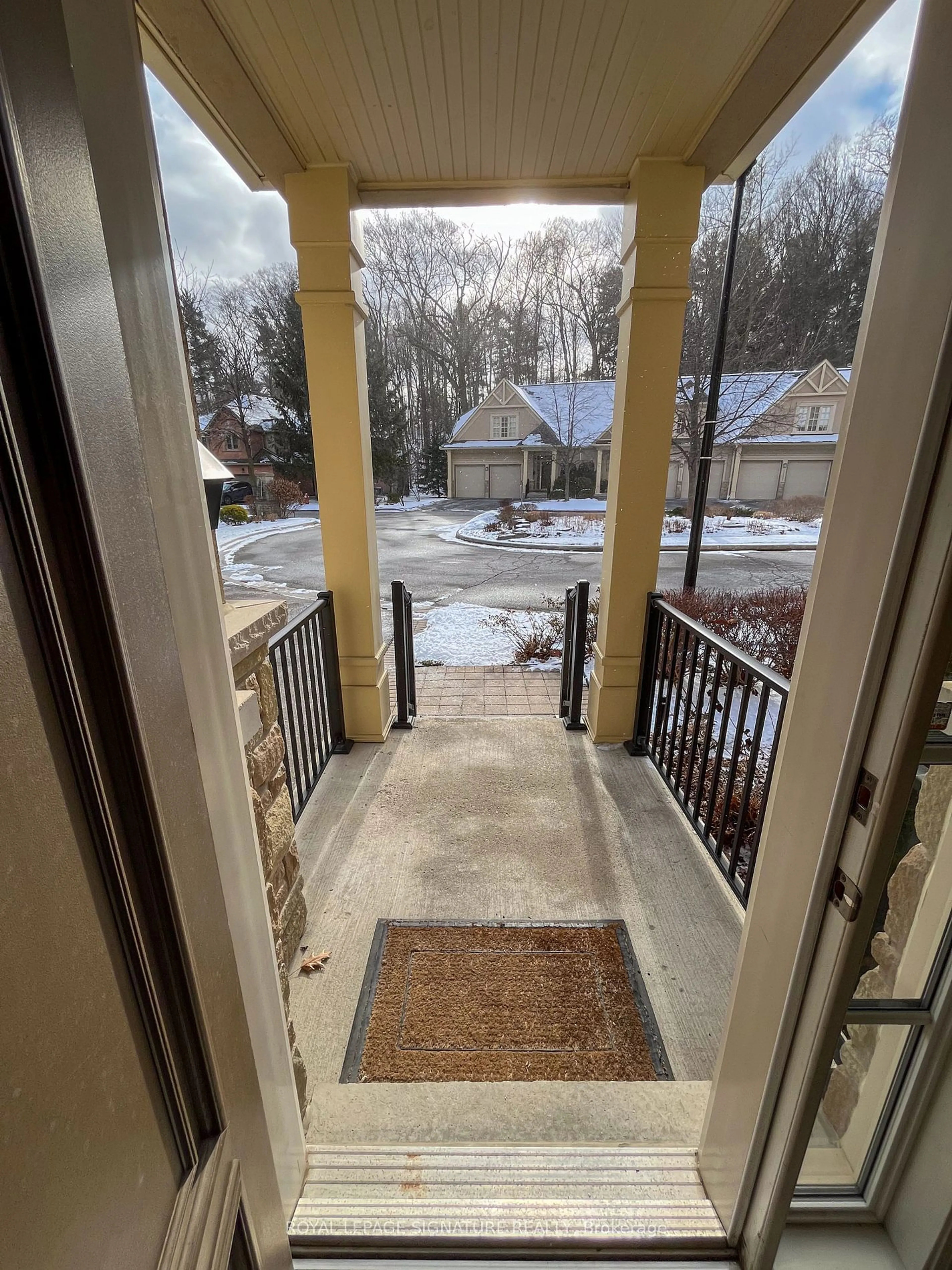 Indoor entryway for 1915 Broad Hollow Gate #103, Mississauga Ontario L4L 6A3