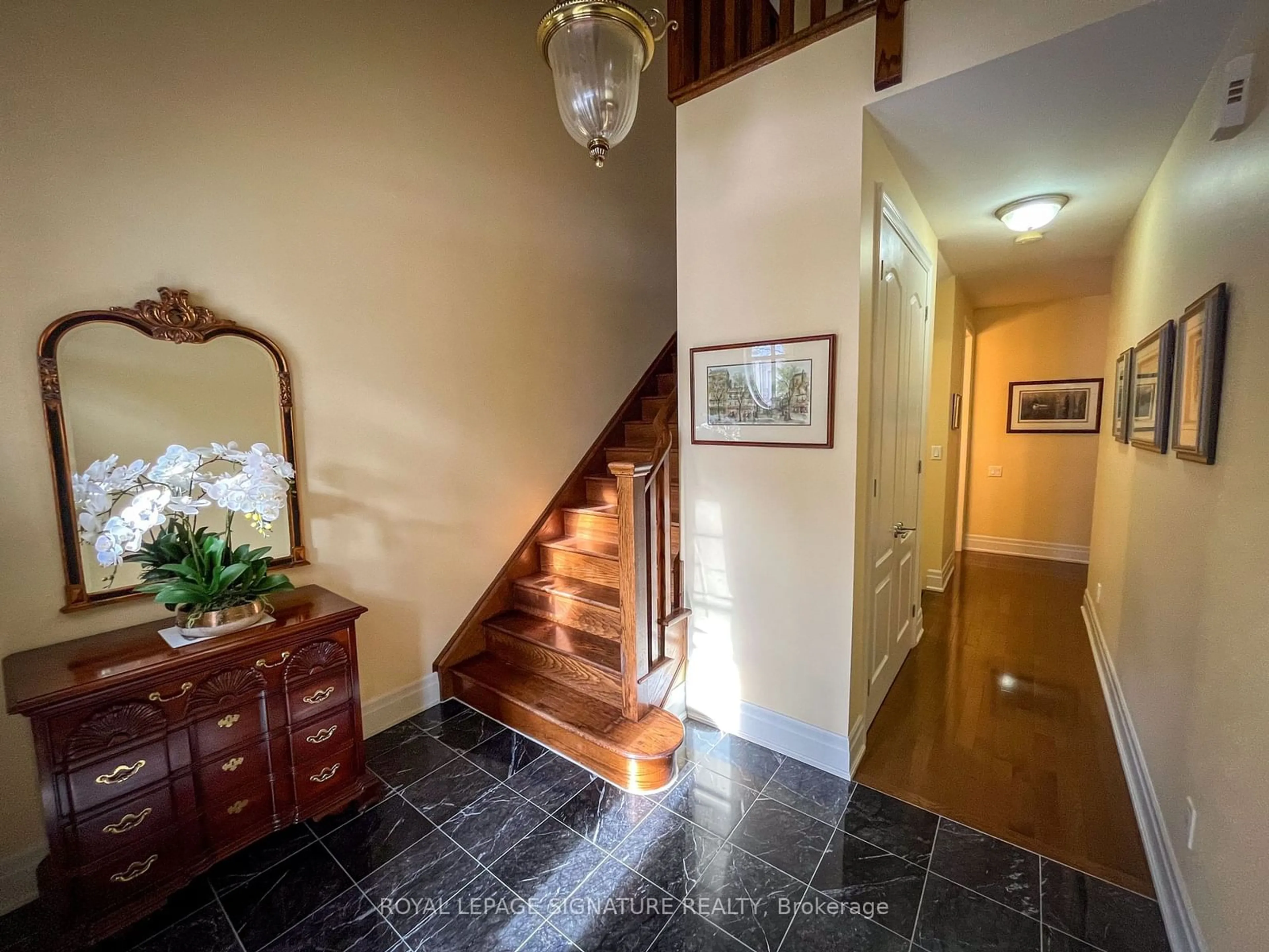 Indoor foyer for 1915 Broad Hollow Gate #103, Mississauga Ontario L4L 6A3