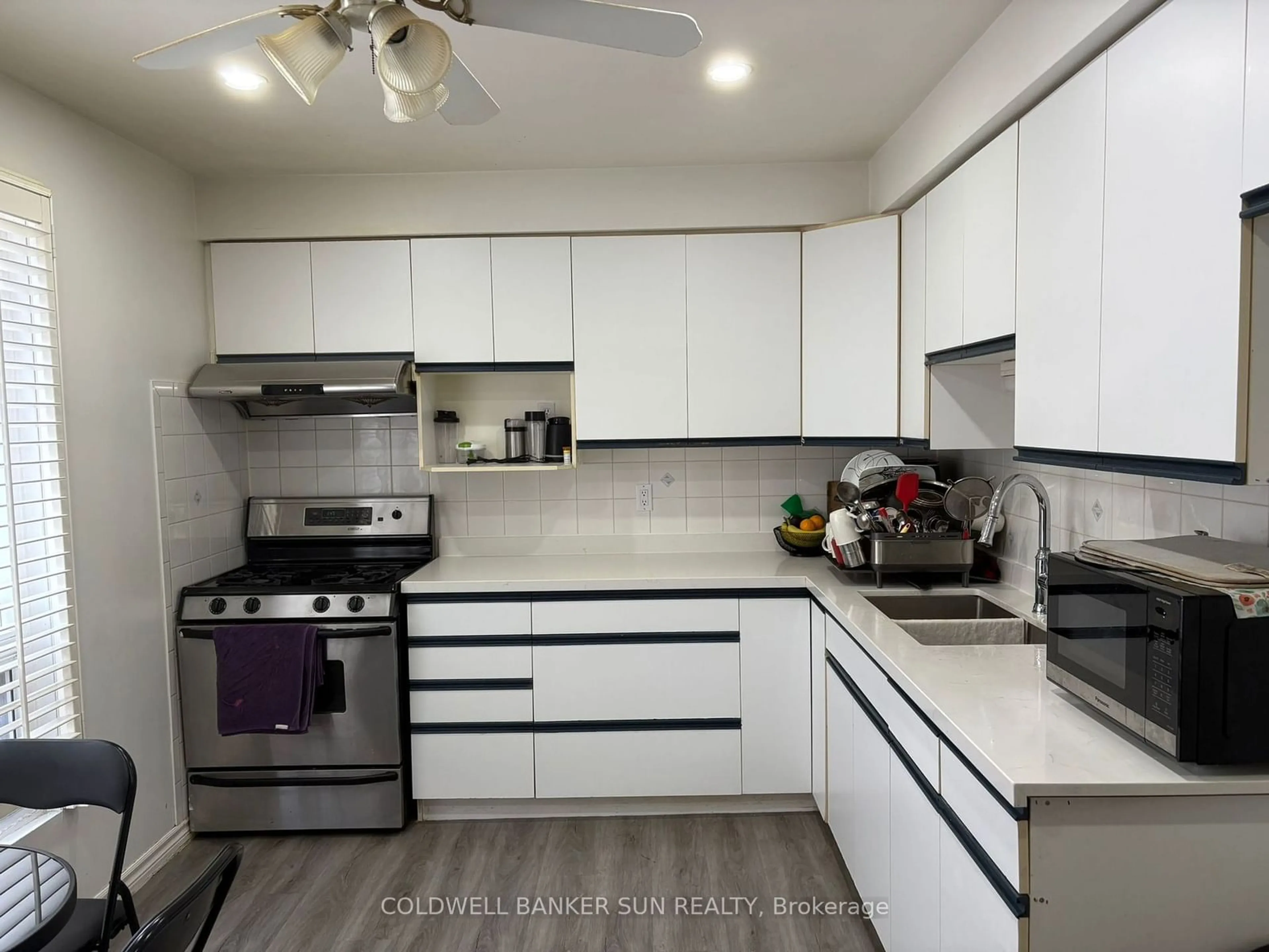 Standard kitchen, unknown for 4020 Brandon Gate Dr #10, Mississauga Ontario L4T 3W8