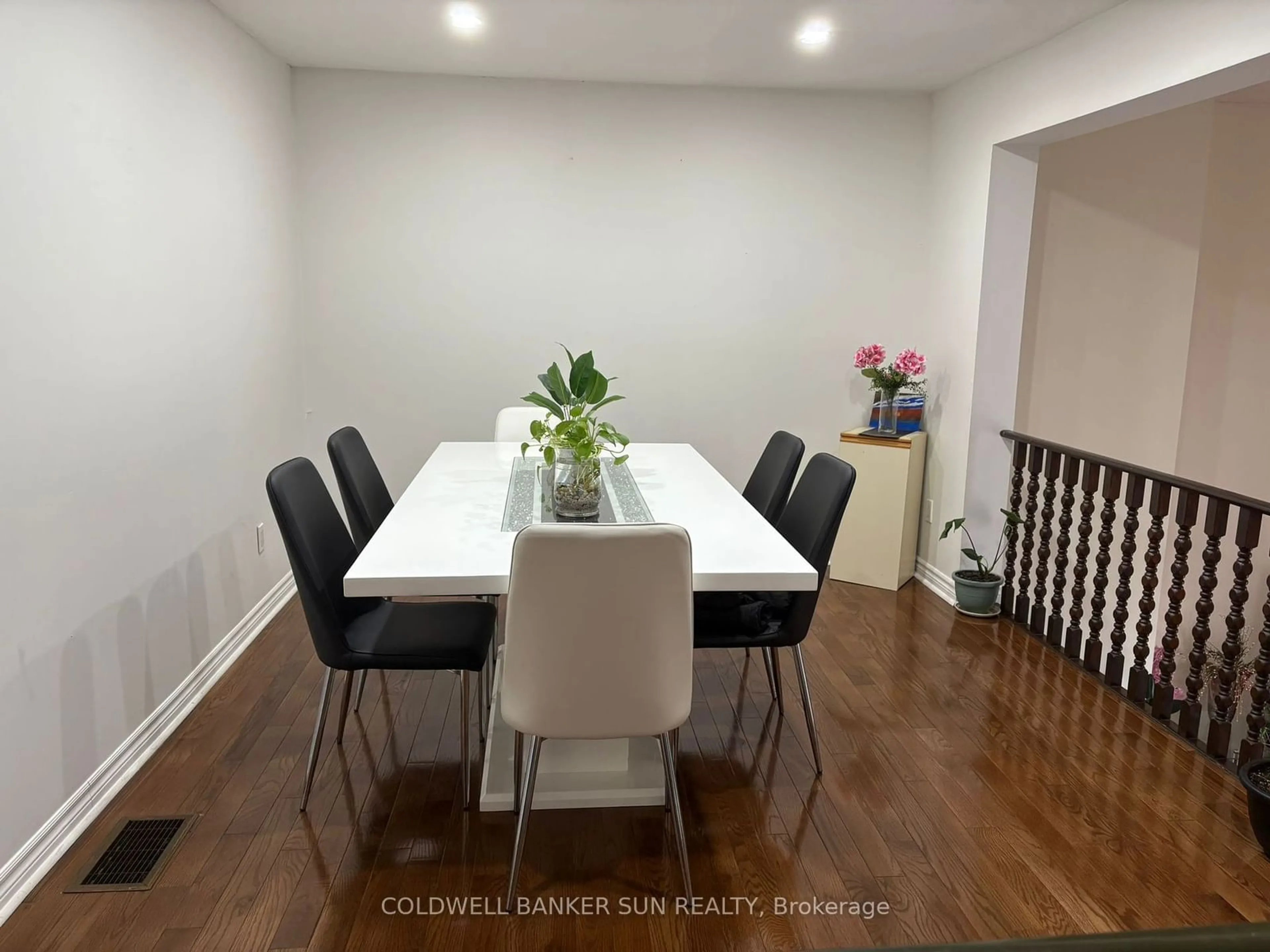 Dining room, wood/laminate floor for 4020 Brandon Gate Dr #10, Mississauga Ontario L4T 3W8