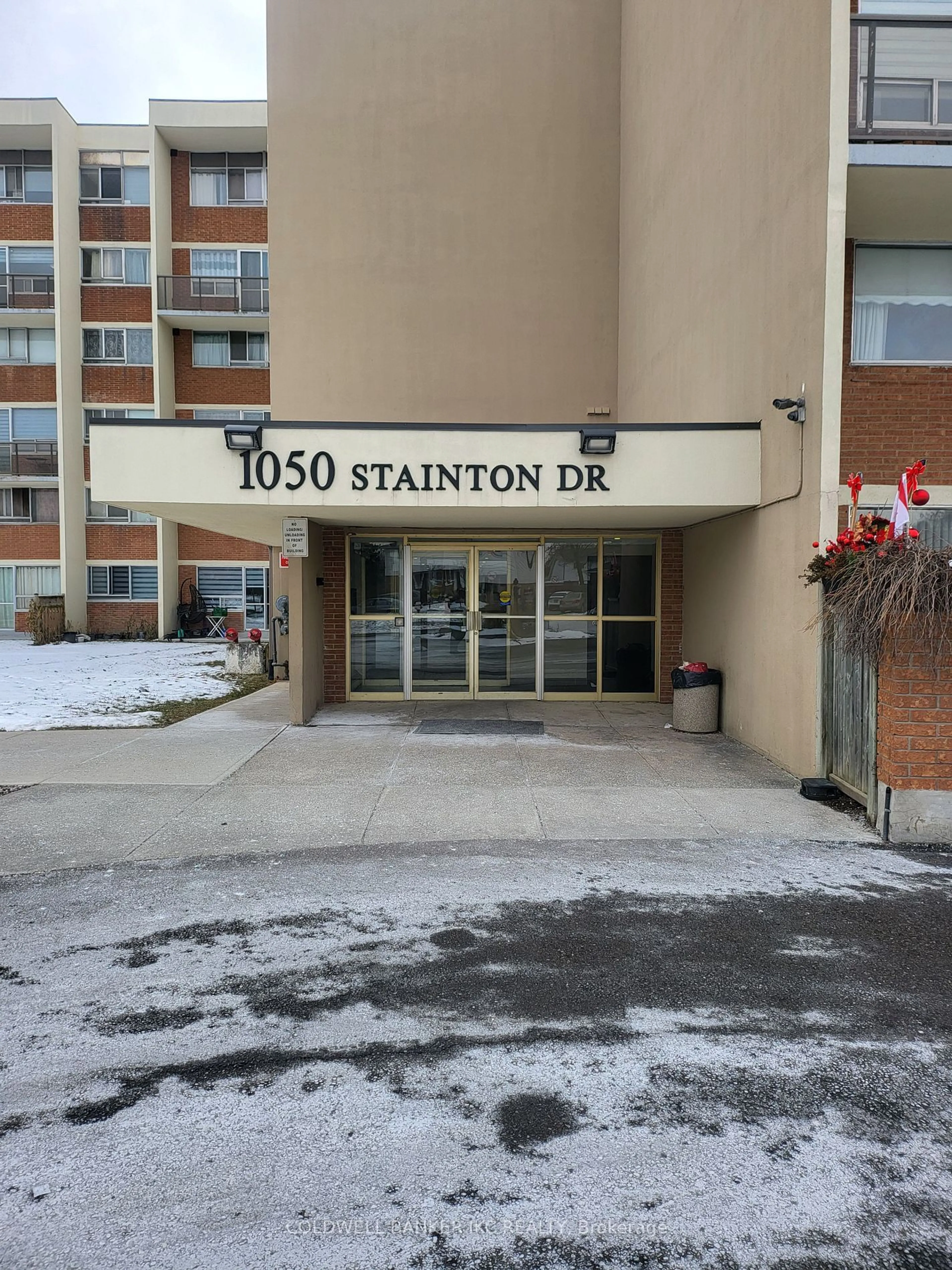 Indoor foyer for 1050 Stainton Dr #127, Mississauga Ontario L5C 2T7