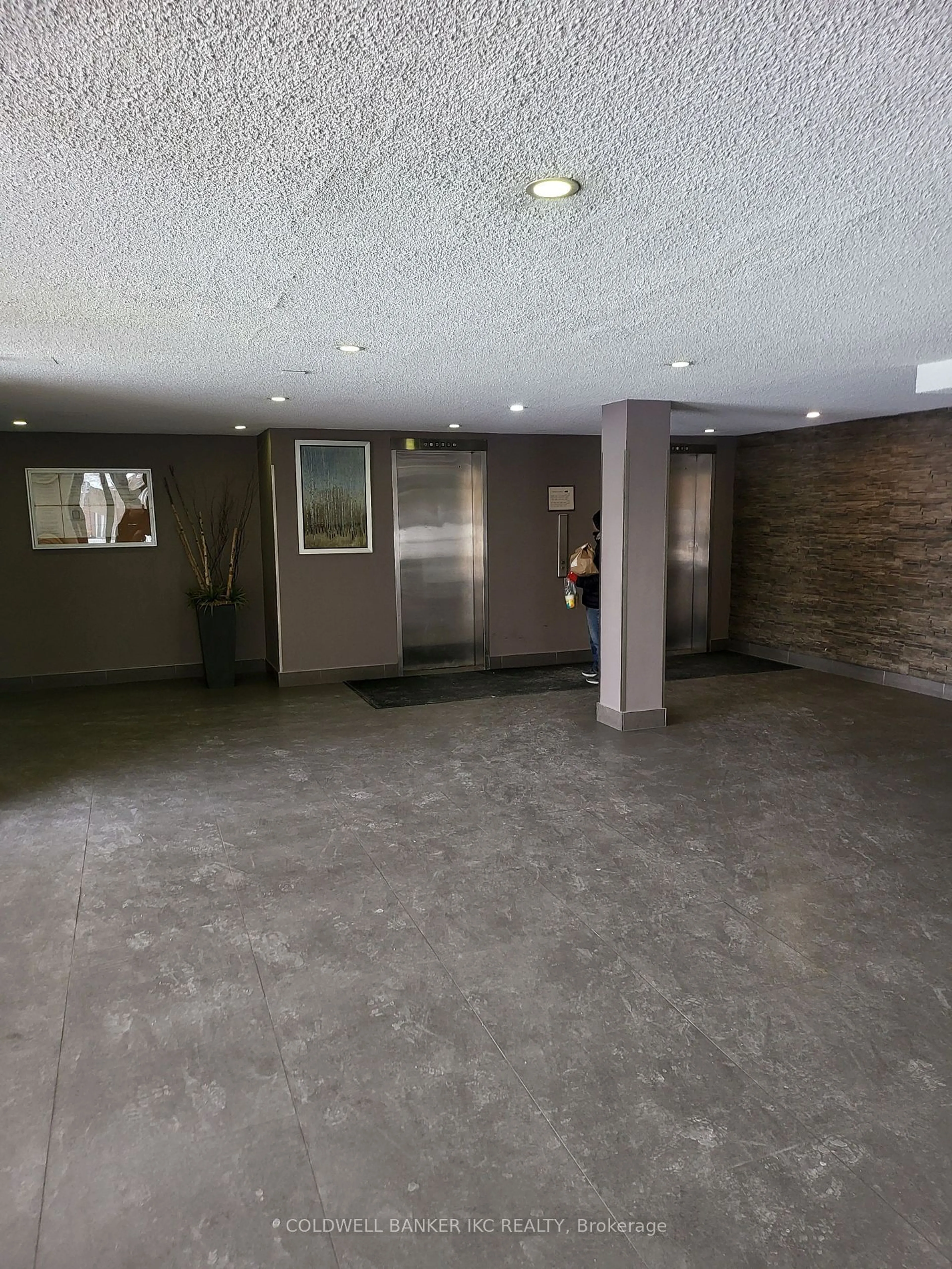 Lobby for 1050 Stainton Dr #127, Mississauga Ontario L5C 2T7