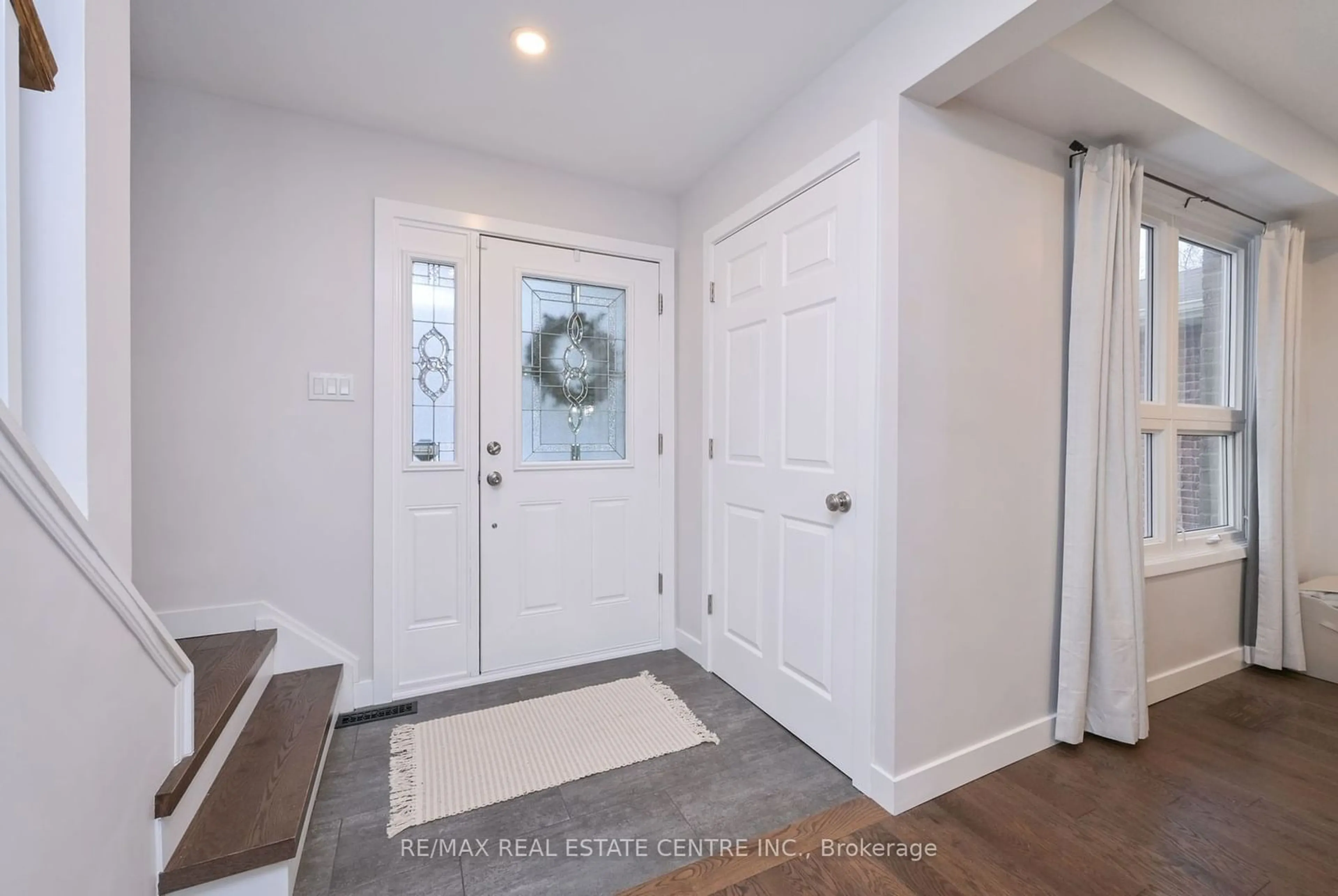 Indoor entryway for 111 Chalmers St, Oakville Ontario L6L 5P2