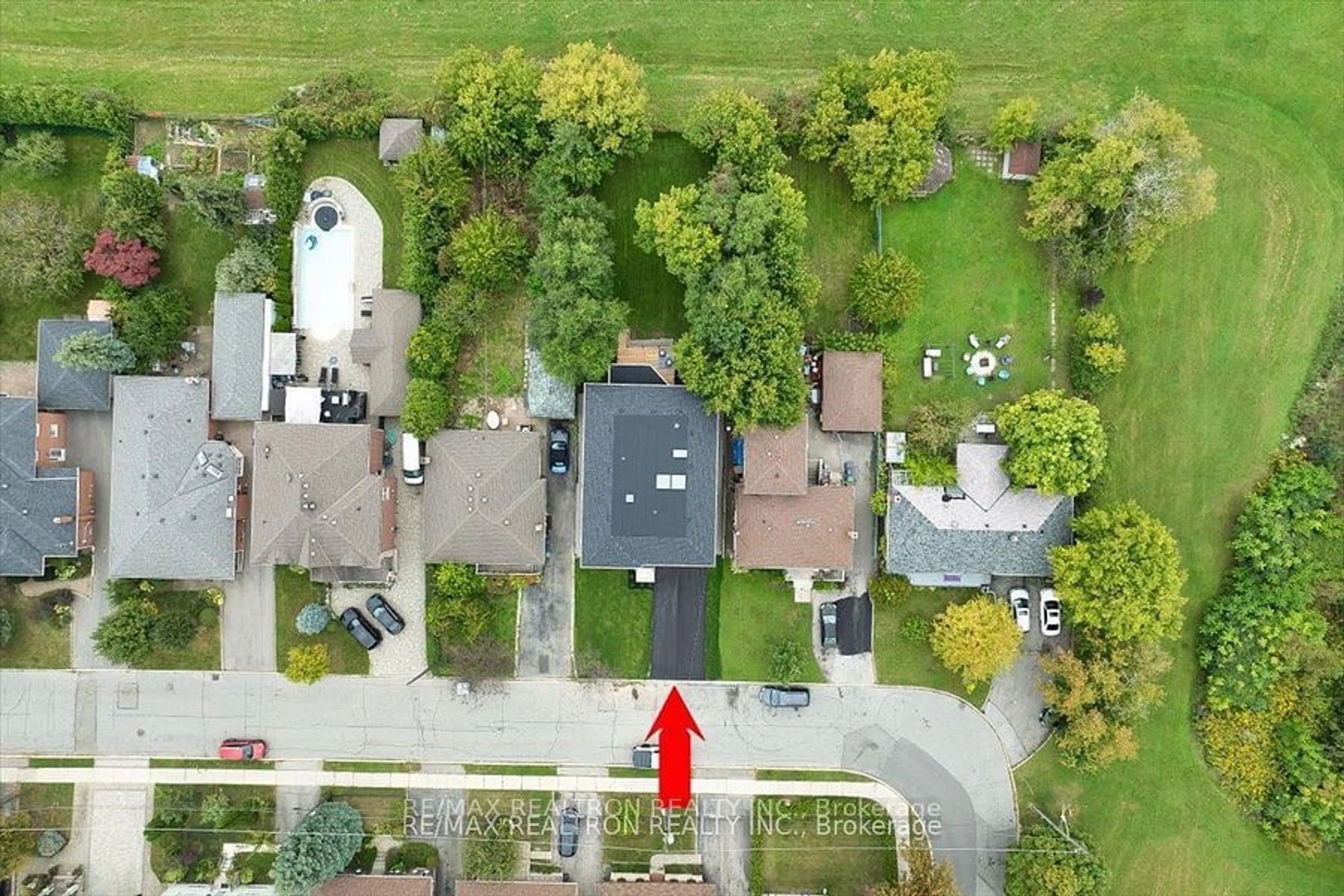 A pic from outside/outdoor area/front of a property/back of a property/a pic from drone, street for 275 Reiner Rd, Toronto Ontario M3H 2M5