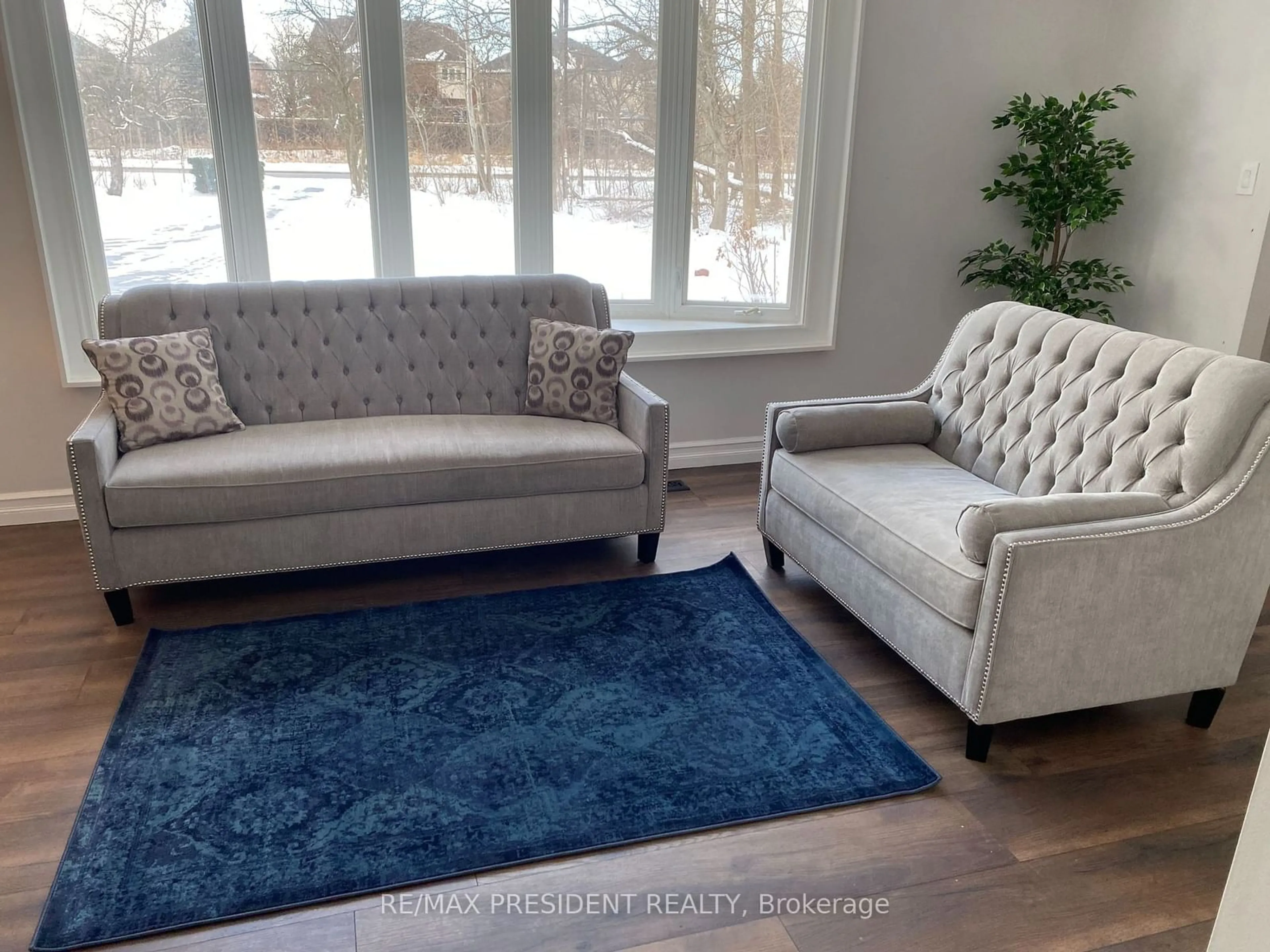 Living room with furniture, carpet floor for 10588 Eighth Line, Halton Hills Ontario L7G 4S5