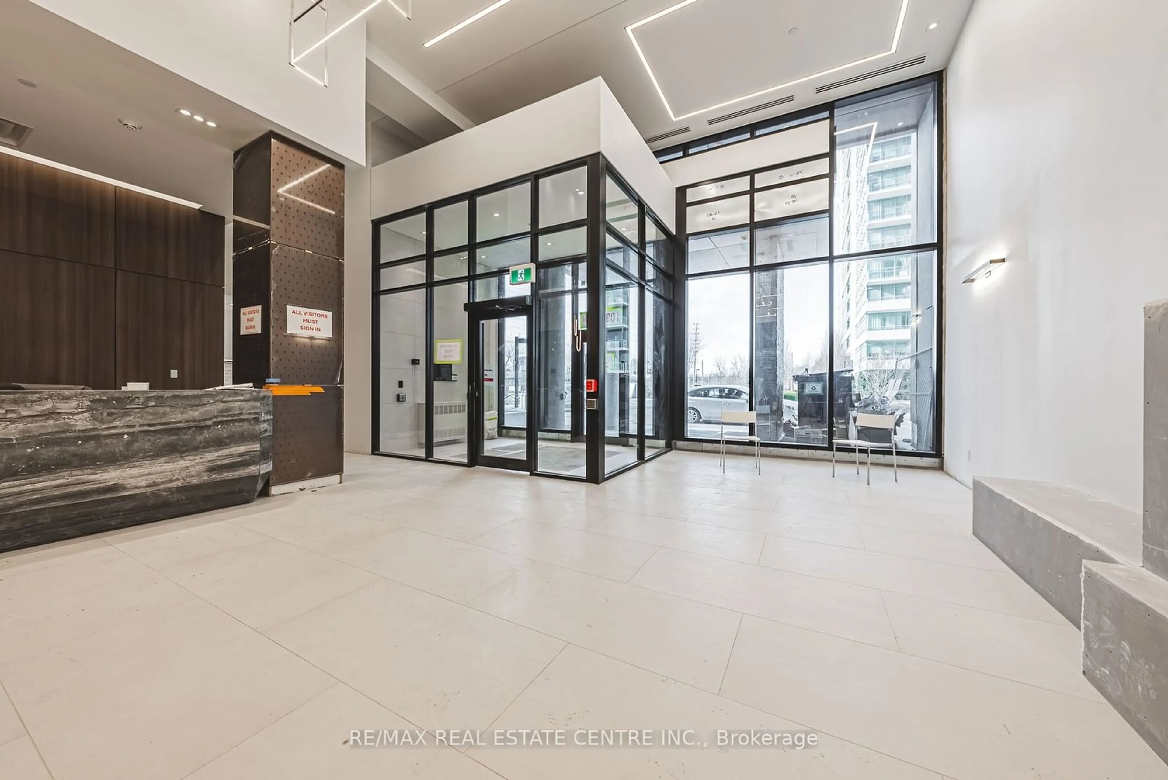 Indoor foyer for 1035 Southdown Rd #203, Mississauga Ontario L5J 0A2