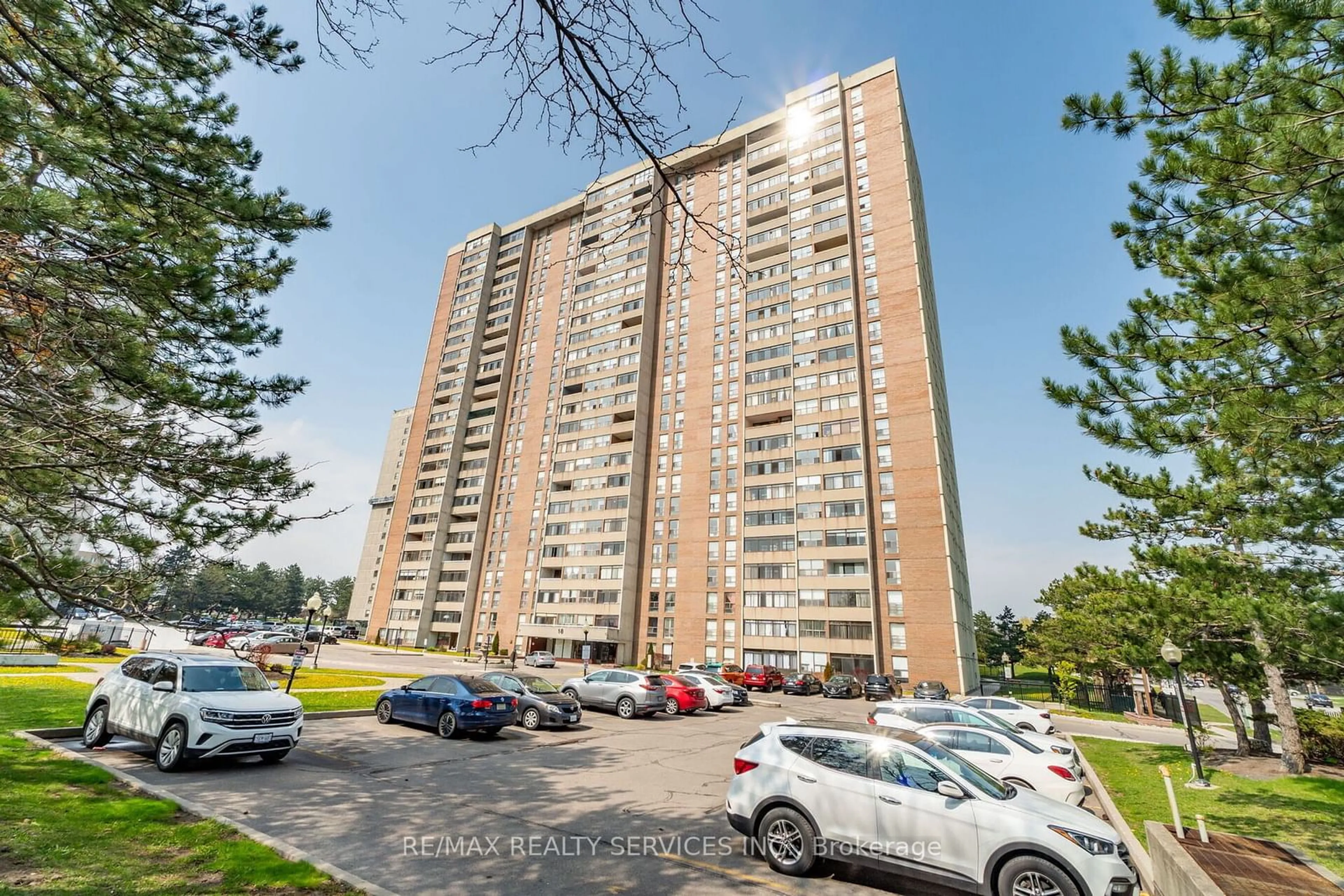 A pic from outside/outdoor area/front of a property/back of a property/a pic from drone, street for 18 Knightsbridge Rd #206, Brampton Ontario L6T 3X5