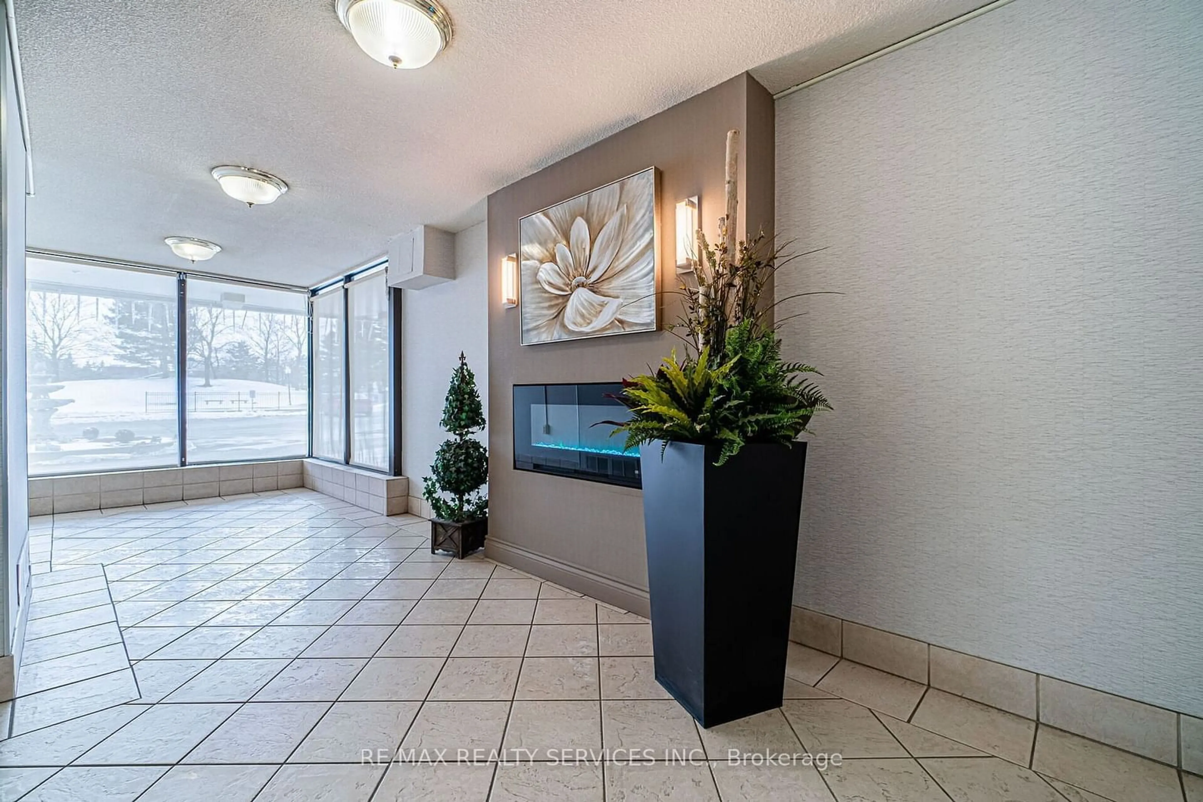 Indoor foyer for 18 Knightsbridge Rd #206, Brampton Ontario L6T 3X5