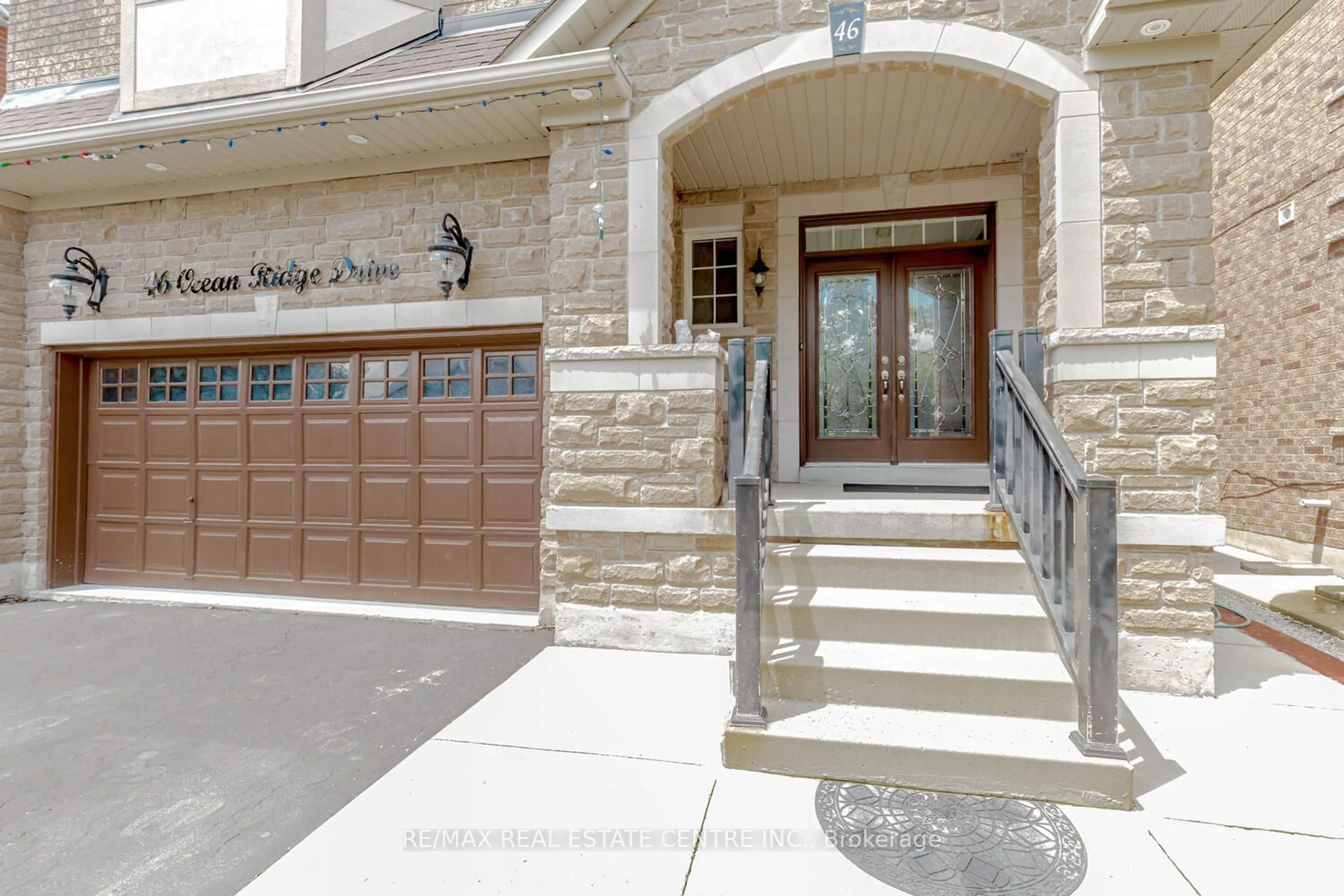 Indoor entryway for 46 Ocean Ridge Dr, Brampton Ontario L6R 3K5