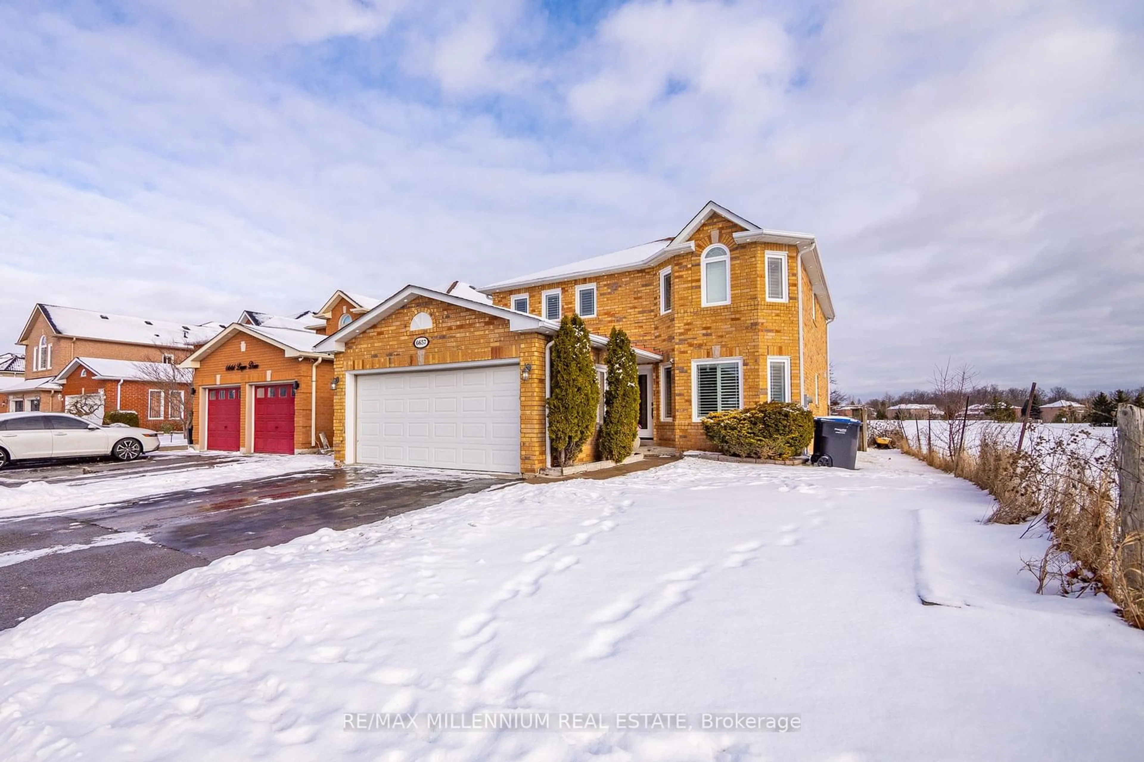 A pic from outside/outdoor area/front of a property/back of a property/a pic from drone, street for 6657 Lisgar Dr, Mississauga Ontario L5N 6V9