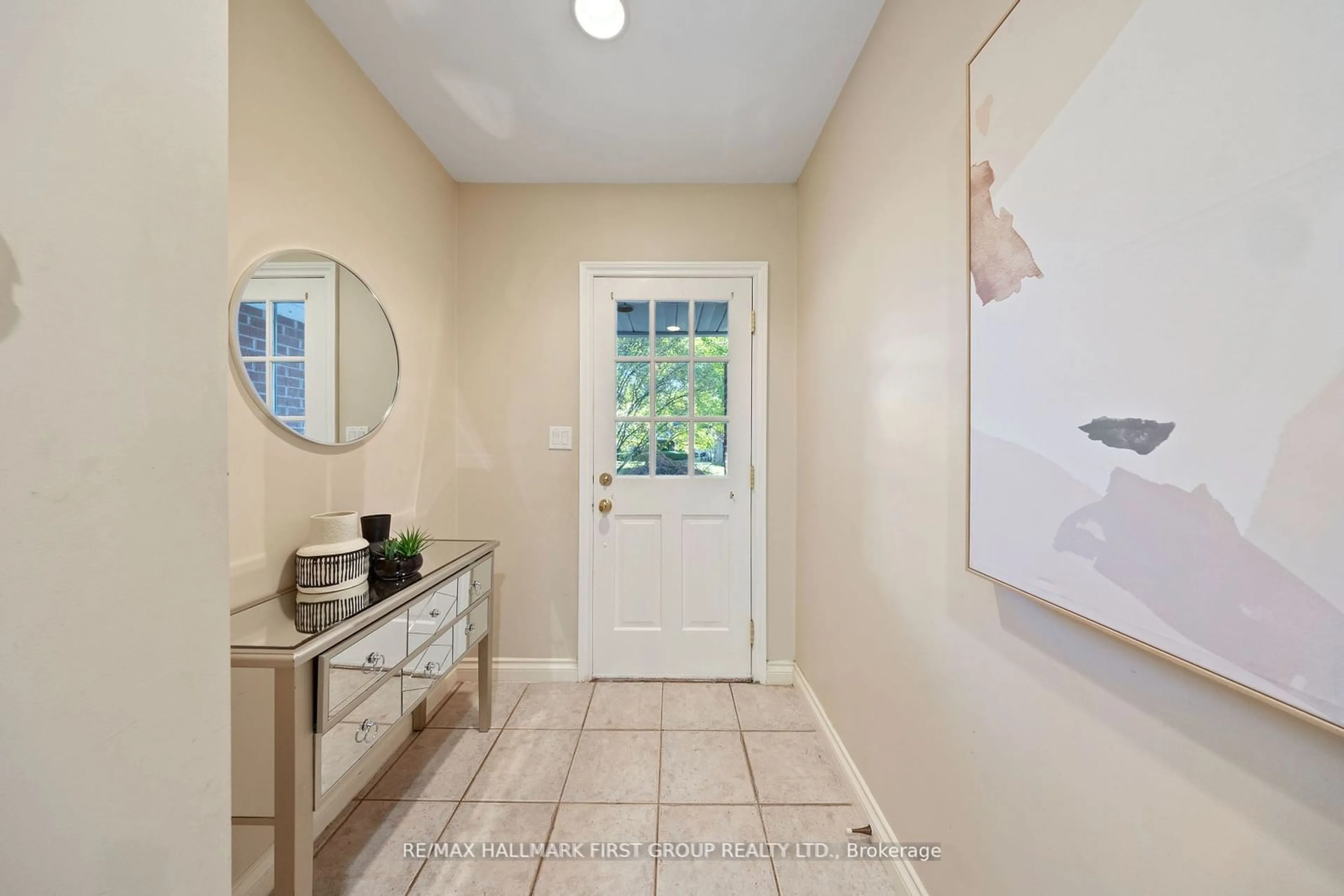 Indoor entryway for 257 Roseland Cres, Burlington Ontario L7N 1S4