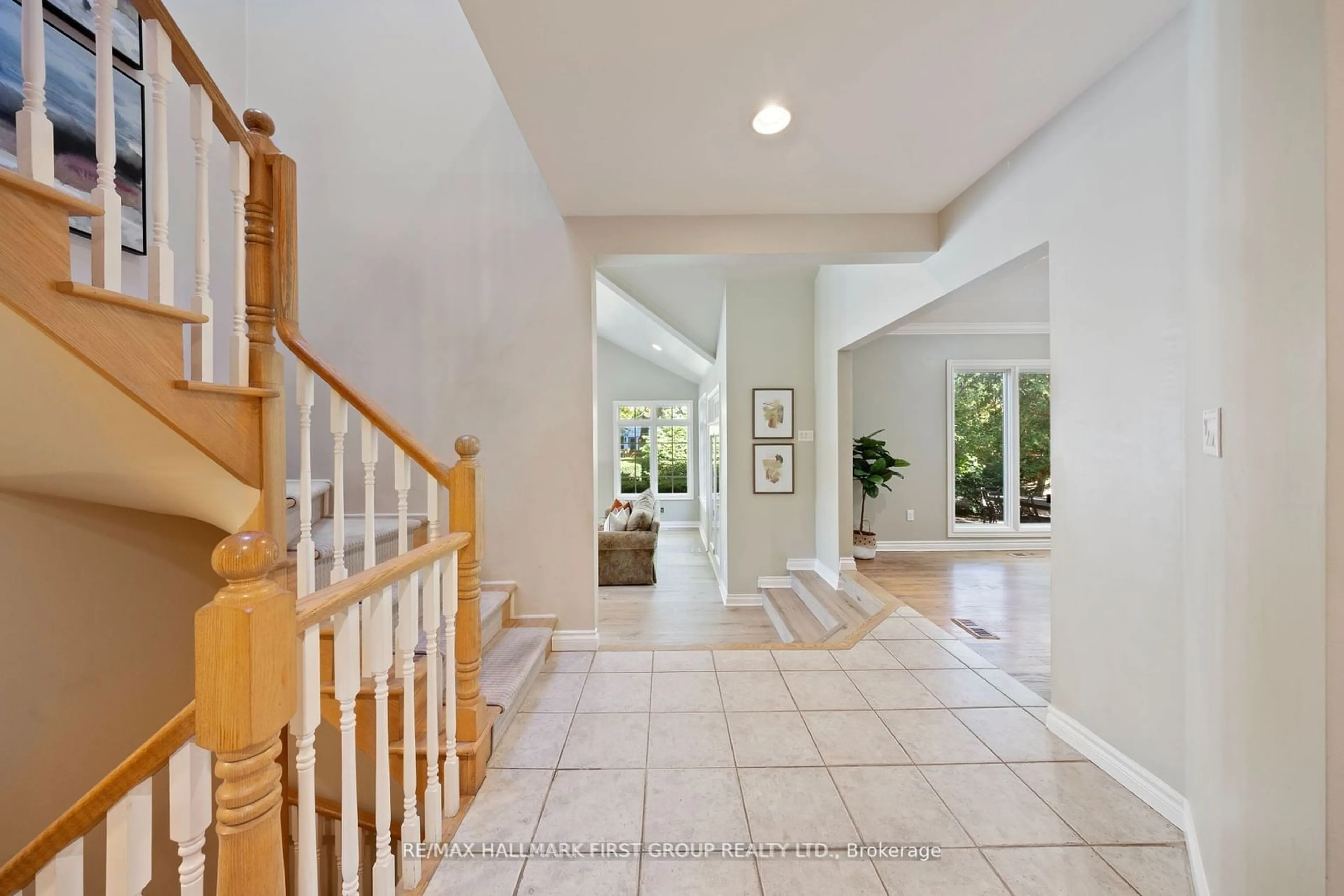 Indoor foyer for 257 Roseland Cres, Burlington Ontario L7N 1S4