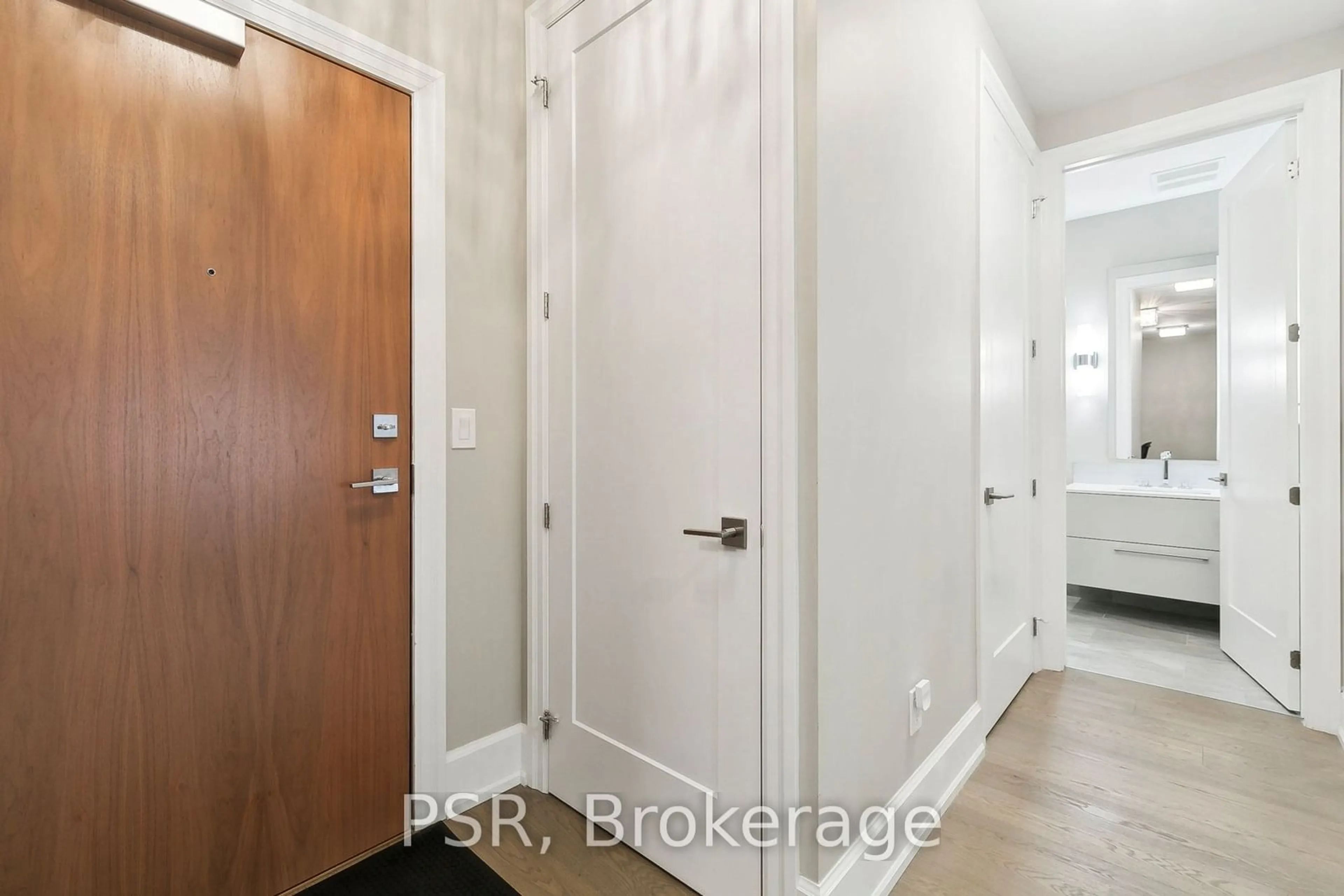 Indoor entryway for 1441 Elgin St #402, Burlington Ontario L7S 1E6