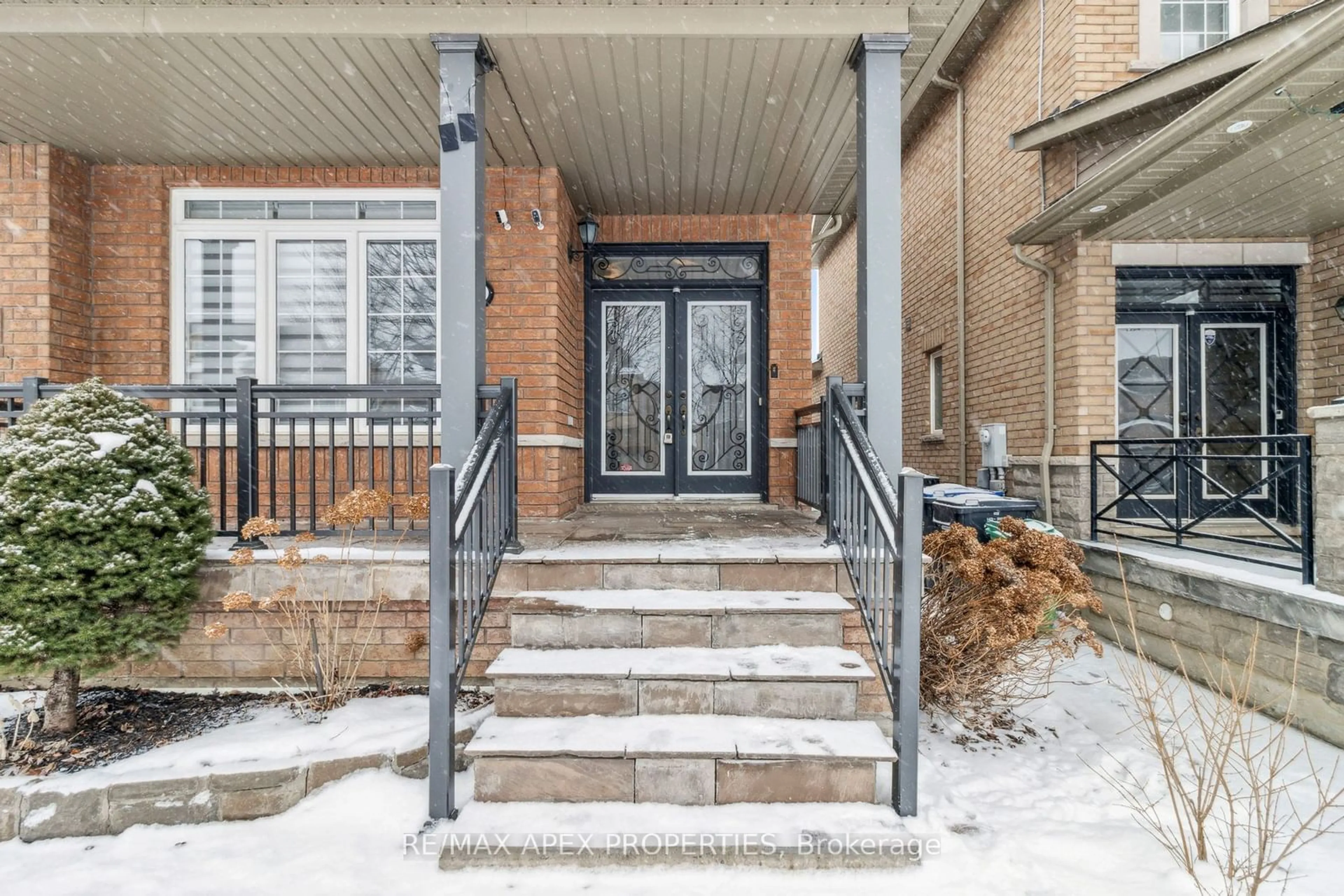 Indoor entryway for 17 Game Creek Cres, Brampton Ontario L7A 0J2