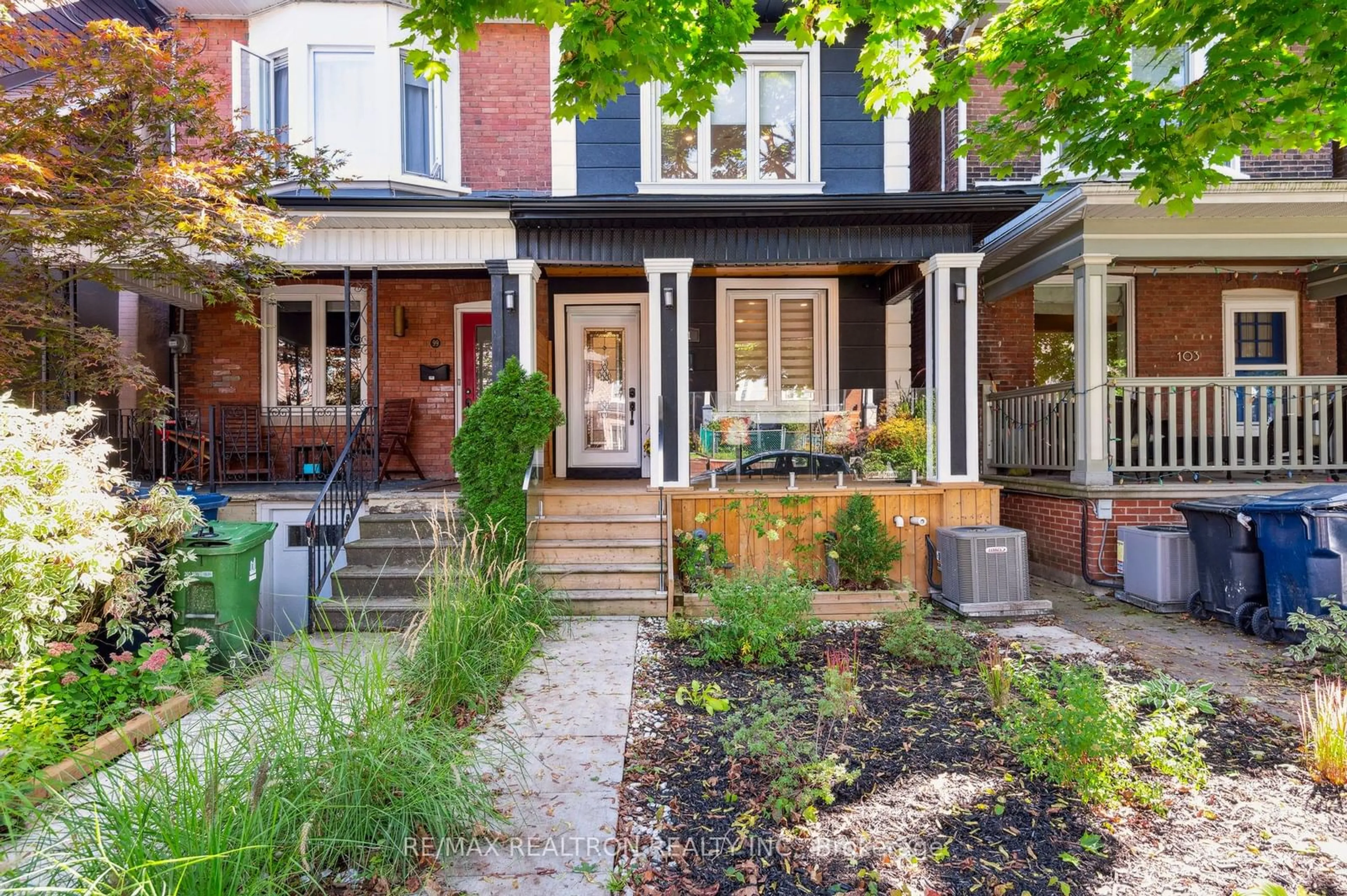 Patio, street for 101 Ashburnham Rd, Toronto Ontario M6H 2K6