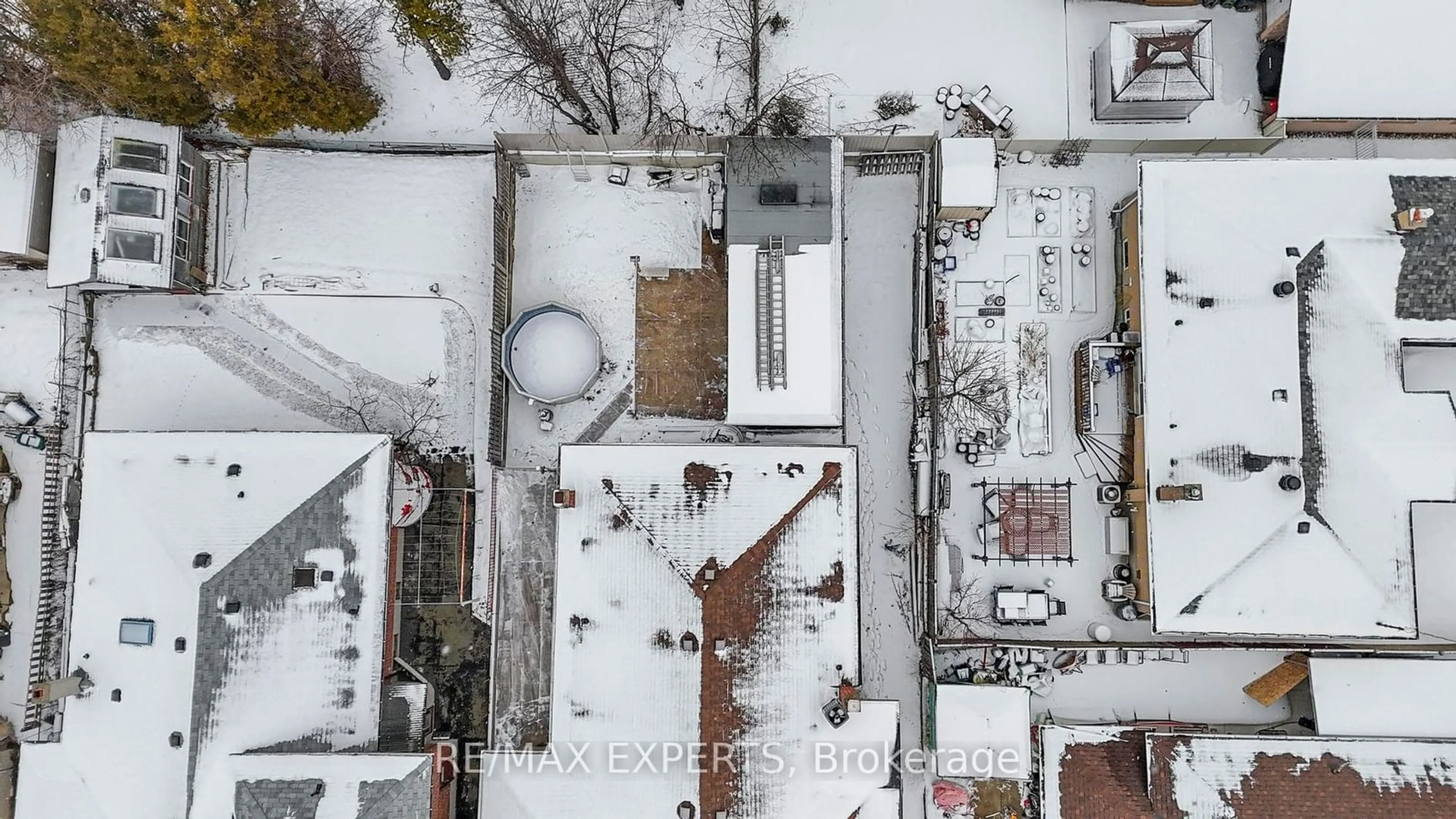 A pic from outside/outdoor area/front of a property/back of a property/a pic from drone, building for 5 Troutbrooke Dr, Toronto Ontario M3M 1S4