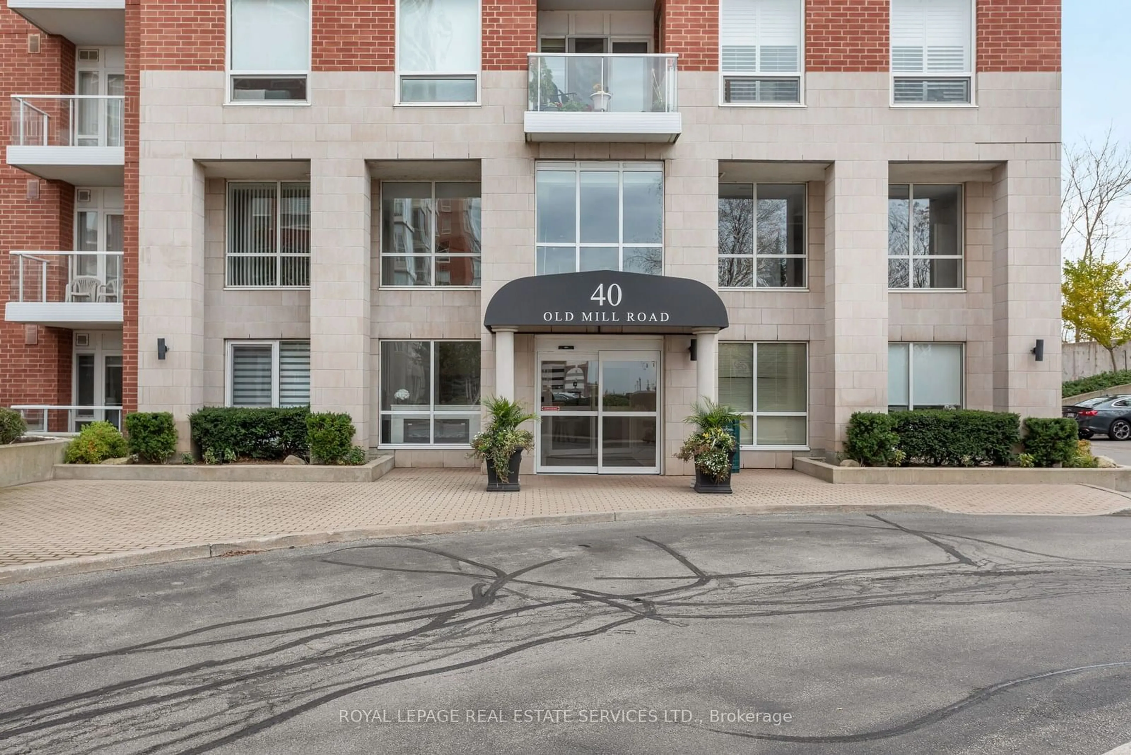 Indoor foyer for 40 Old Mill Rd #Gla6, Oakville Ontario L6J 7W2