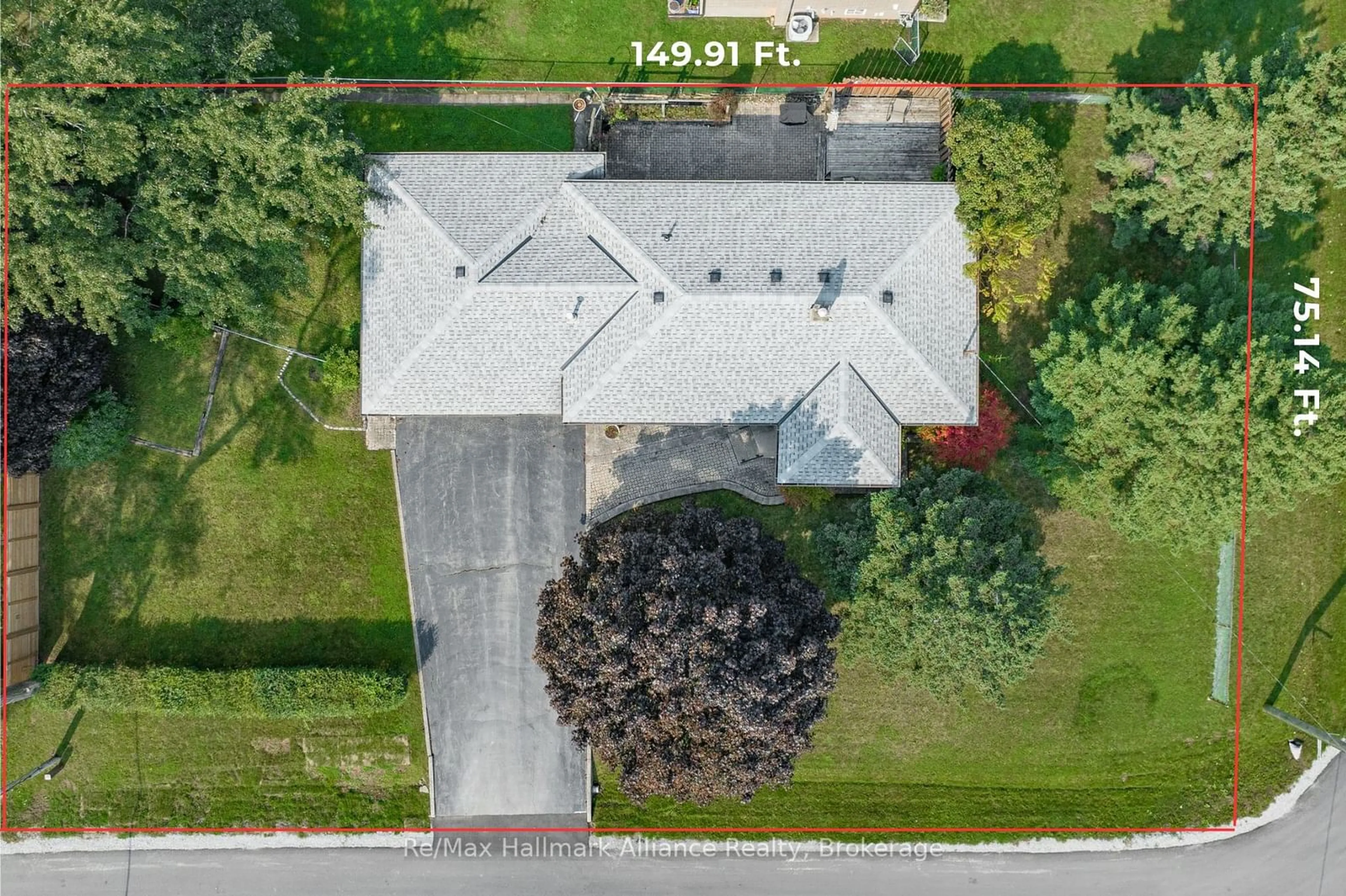 A pic from outside/outdoor area/front of a property/back of a property/a pic from drone, street for 1311 Secord Ave, Oakville Ontario L6L 2K7