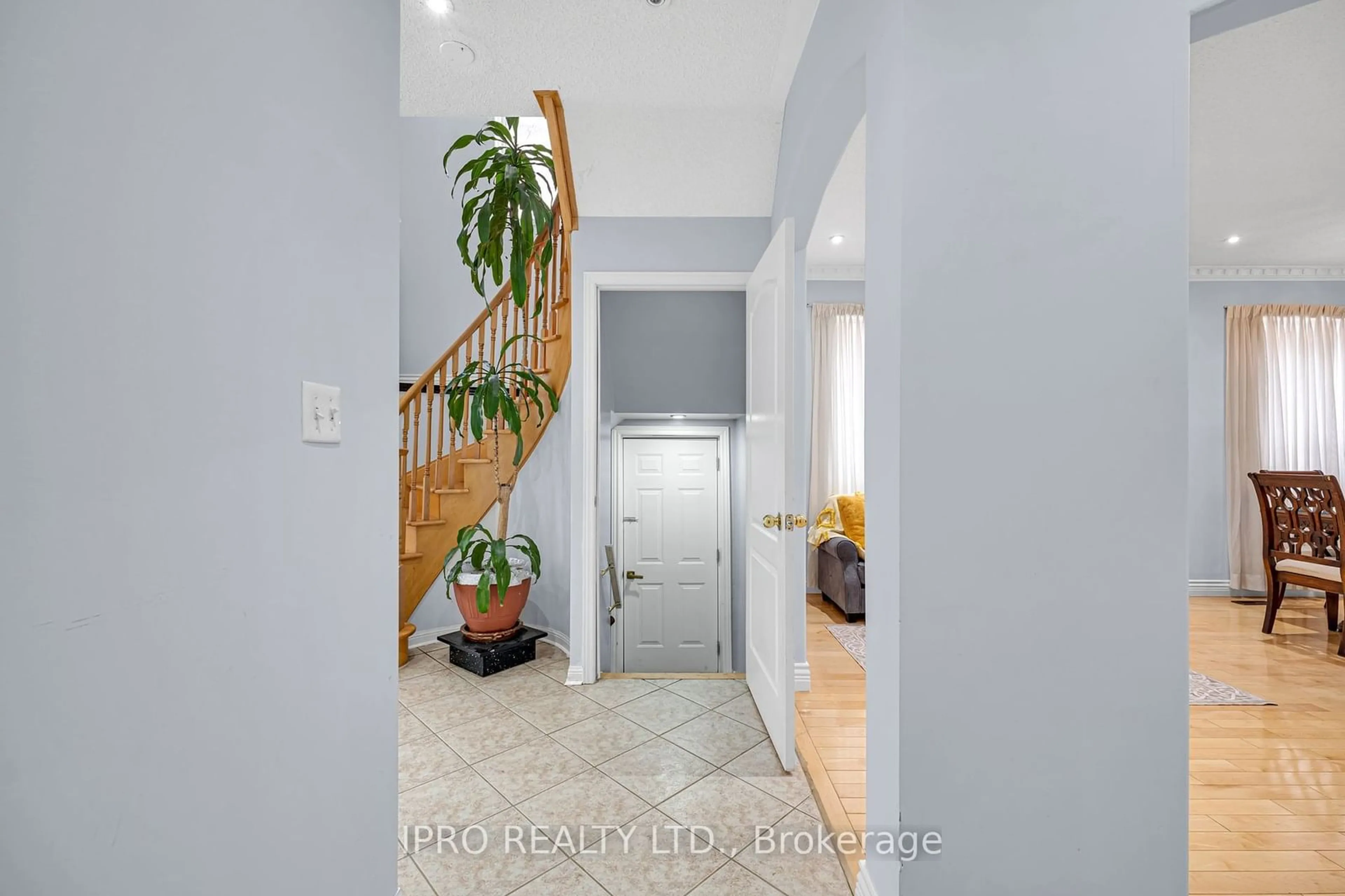 Indoor entryway for 3860 Henrietta Way, Mississauga Ontario L5M 7Y4