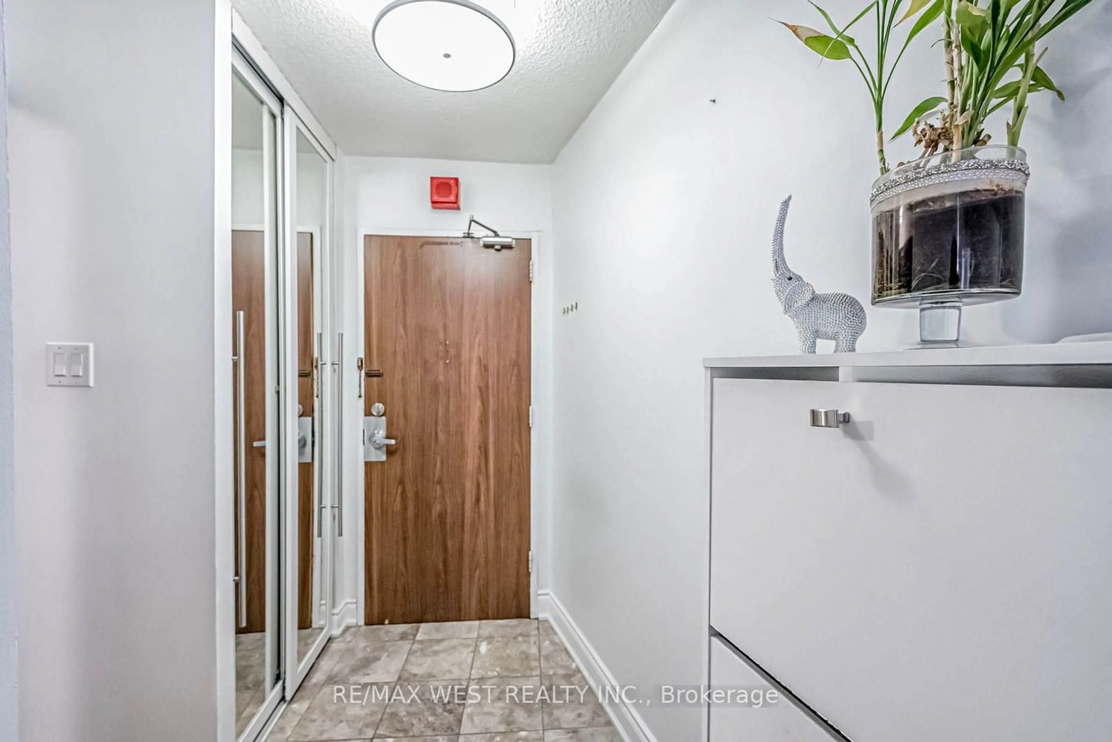 Indoor foyer for 50 Mississauga Valley Blvd #1016, Mississauga Ontario L5A 2S2