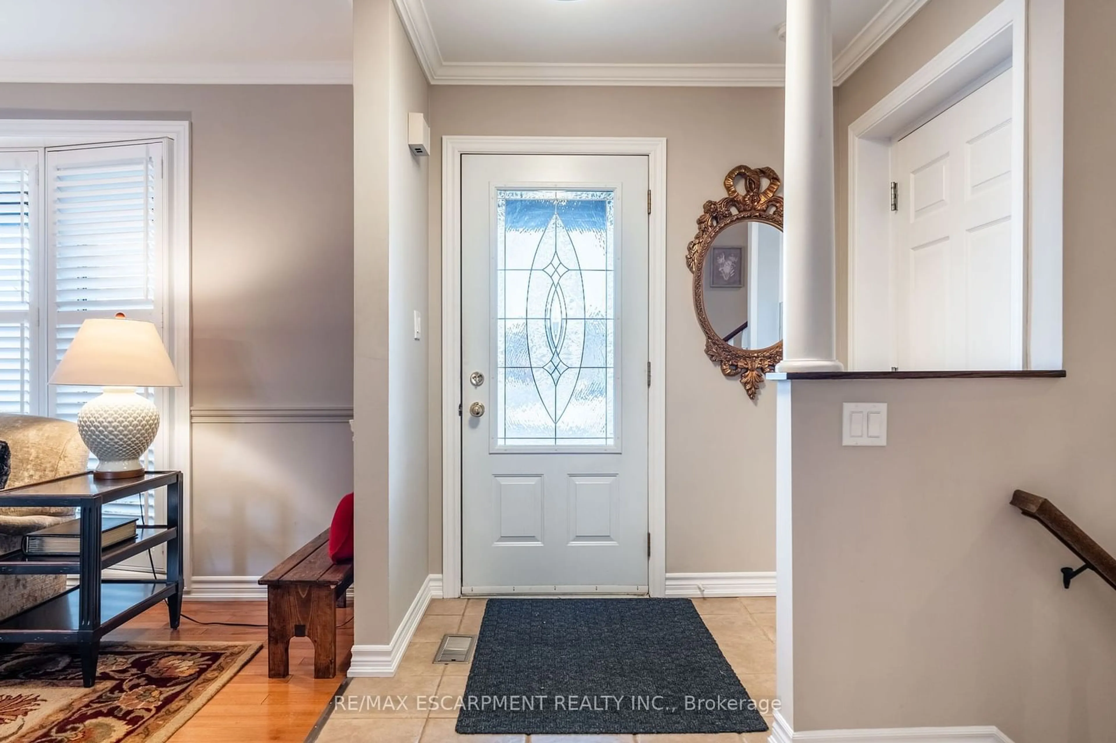 Indoor entryway for 3237 Woodward Ave, Burlington Ontario L7N 2M6