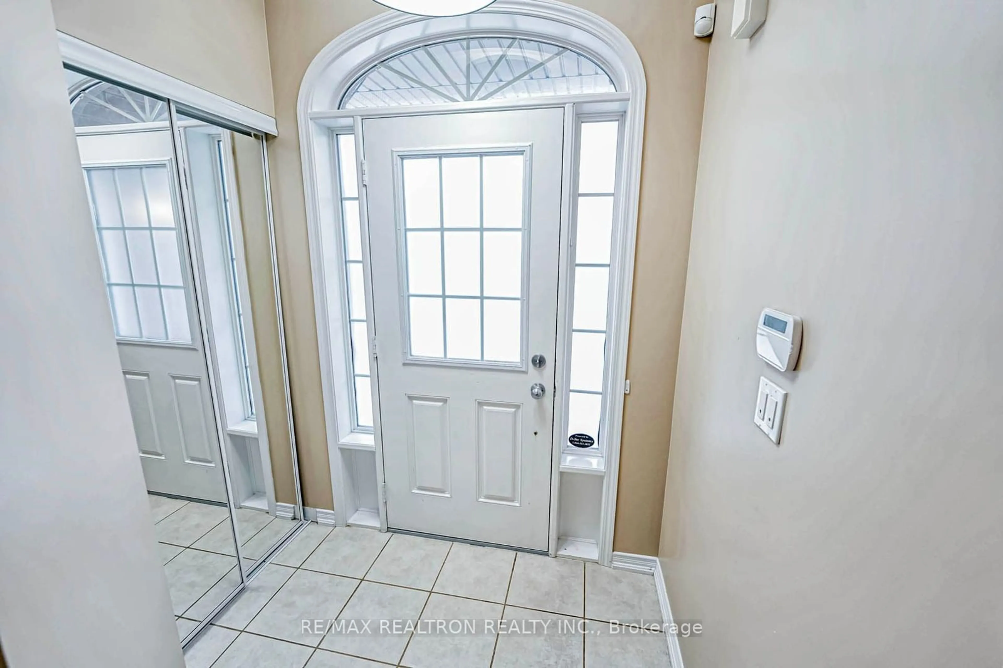 Indoor entryway for 651 Farmstead Dr #47, Milton Ontario L9T 7W2