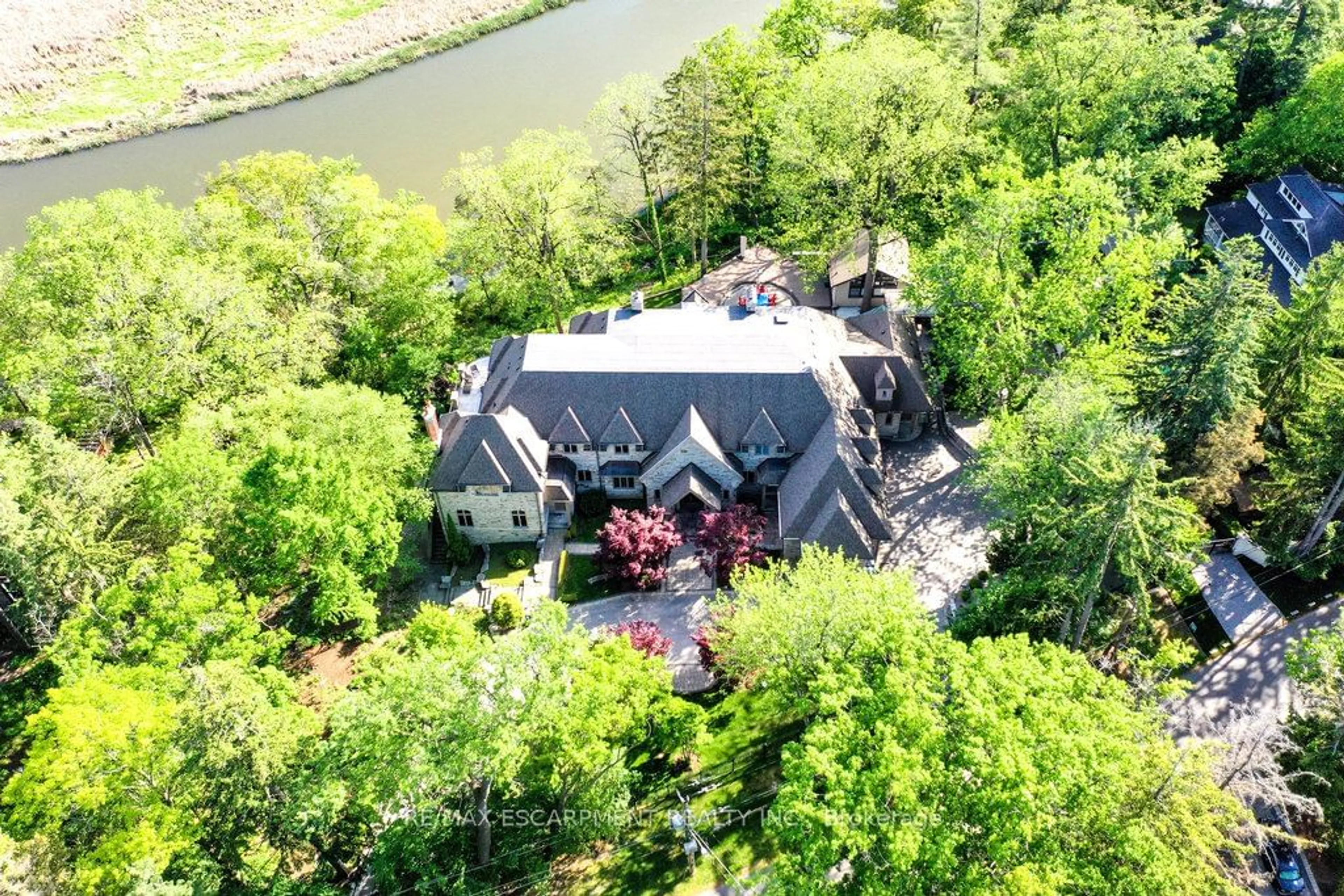 A pic from outside/outdoor area/front of a property/back of a property/a pic from drone, water/lake/river/ocean view for 1420 Stavebank Rd, Mississauga Ontario L5G 2V3