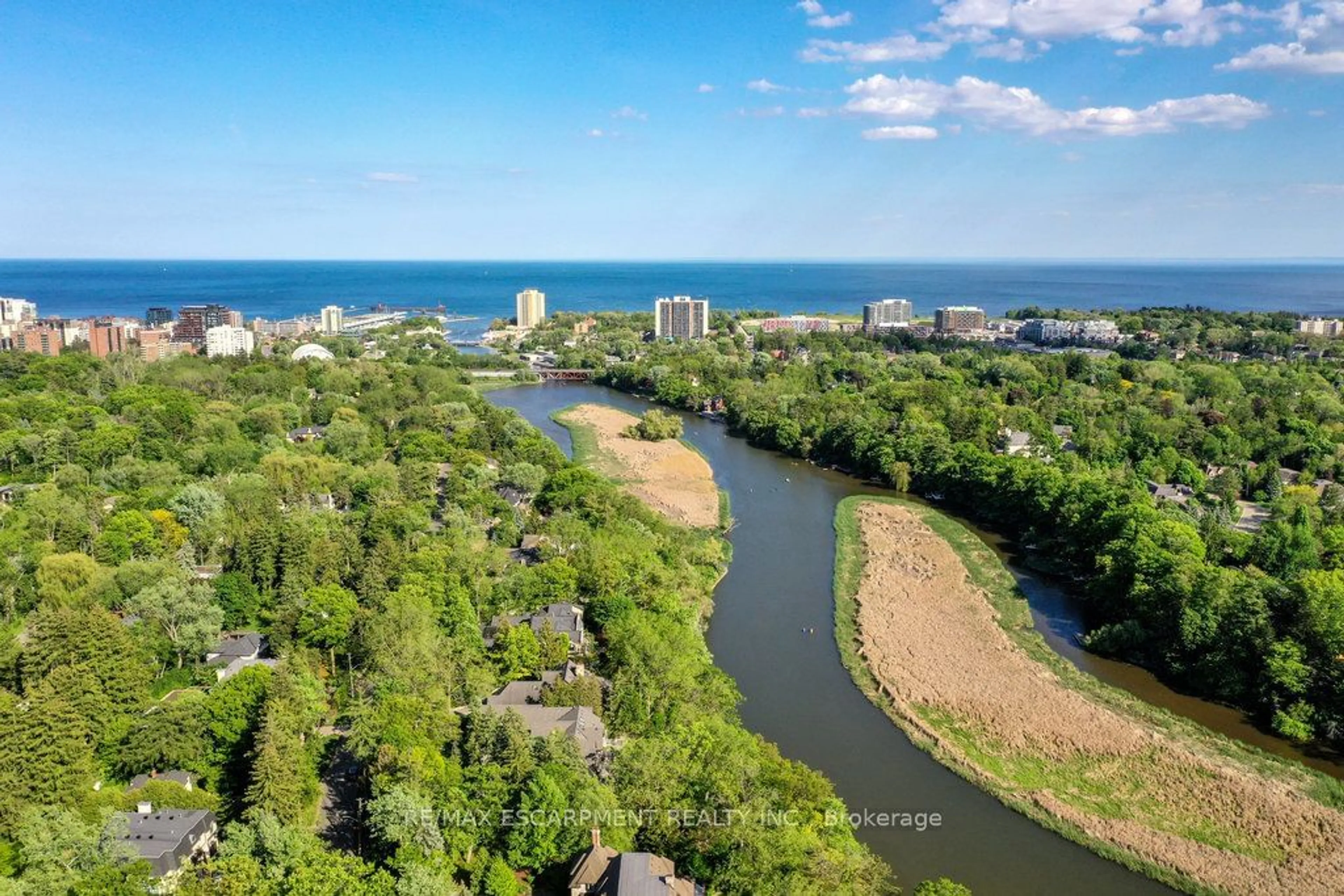 A pic from outside/outdoor area/front of a property/back of a property/a pic from drone, water/lake/river/ocean view for 1420 Stavebank Rd, Mississauga Ontario L5G 2V3