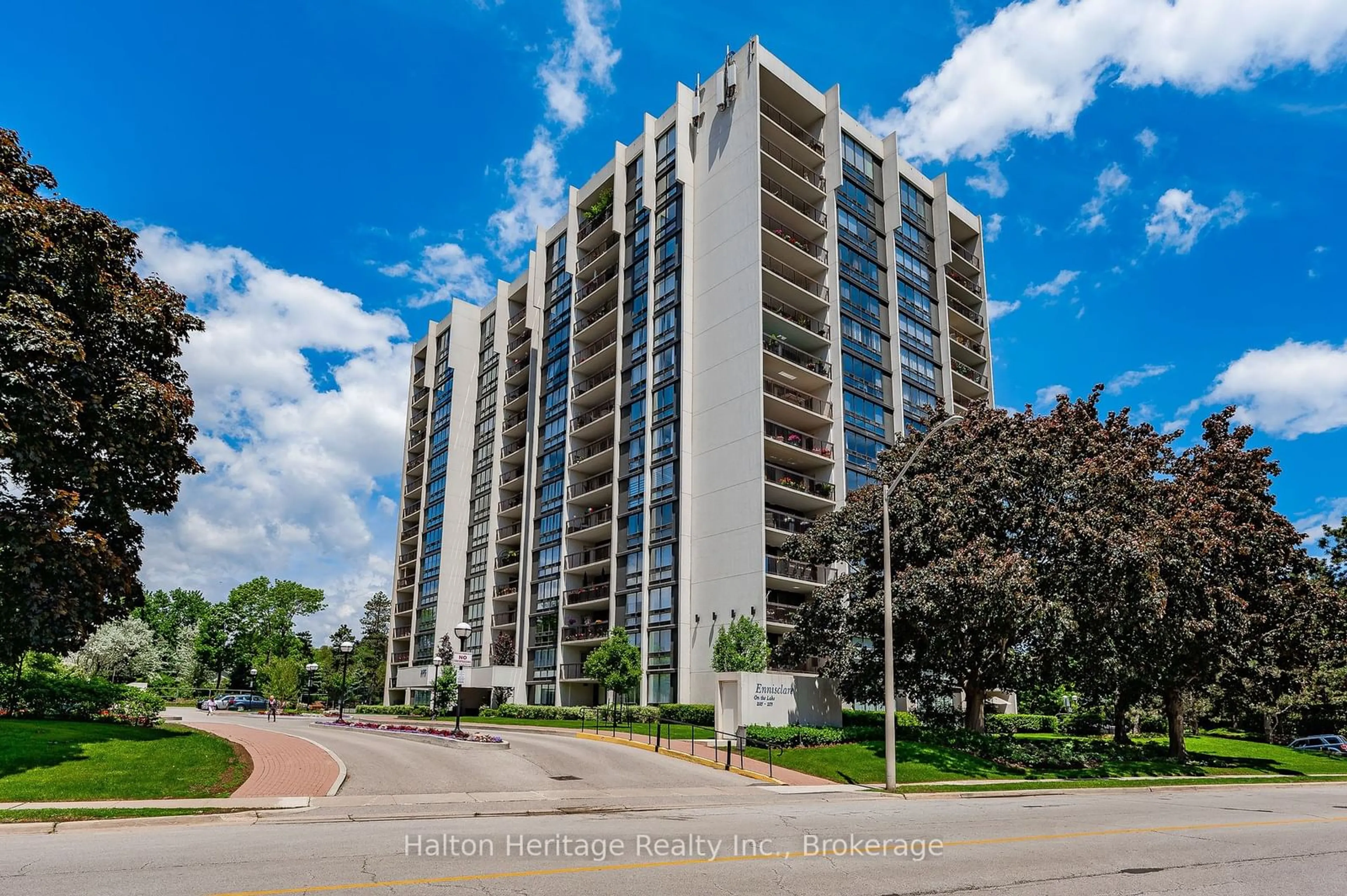 A pic from outside/outdoor area/front of a property/back of a property/a pic from drone, building for 2175 Marine Dr #1501, Oakville Ontario L6L 5L5