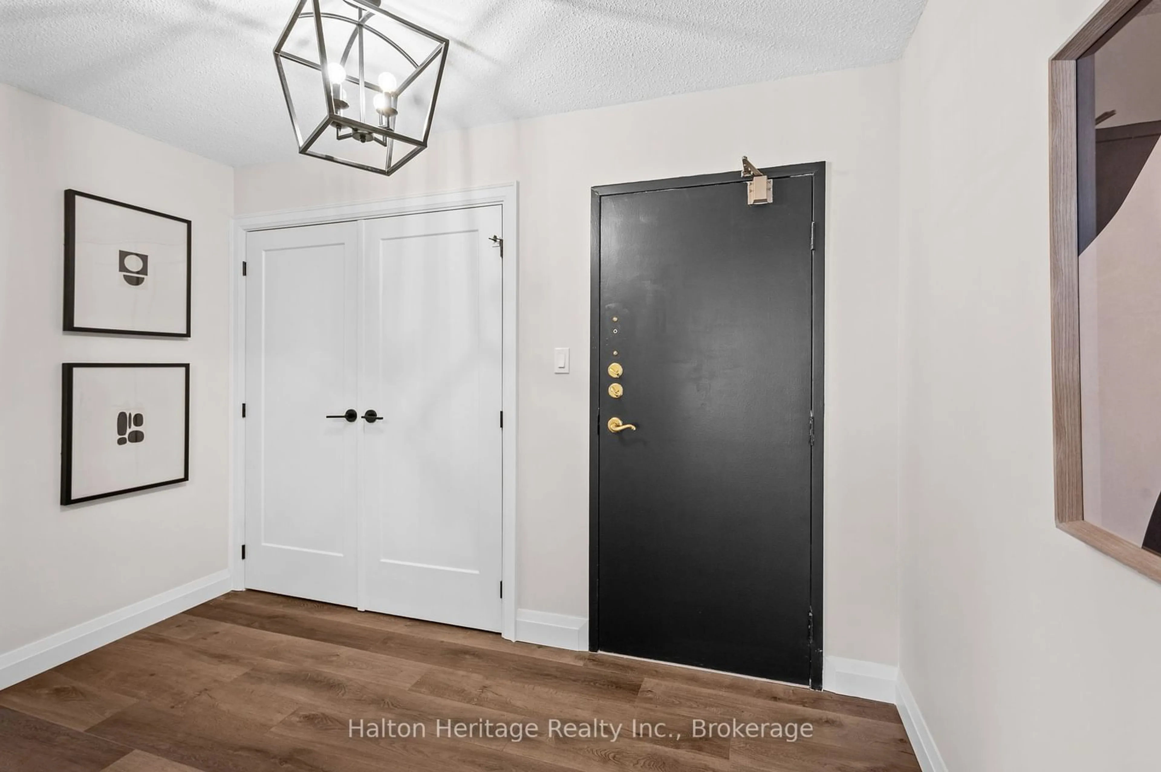 Indoor entryway for 2175 Marine Dr #1501, Oakville Ontario L6L 5L5