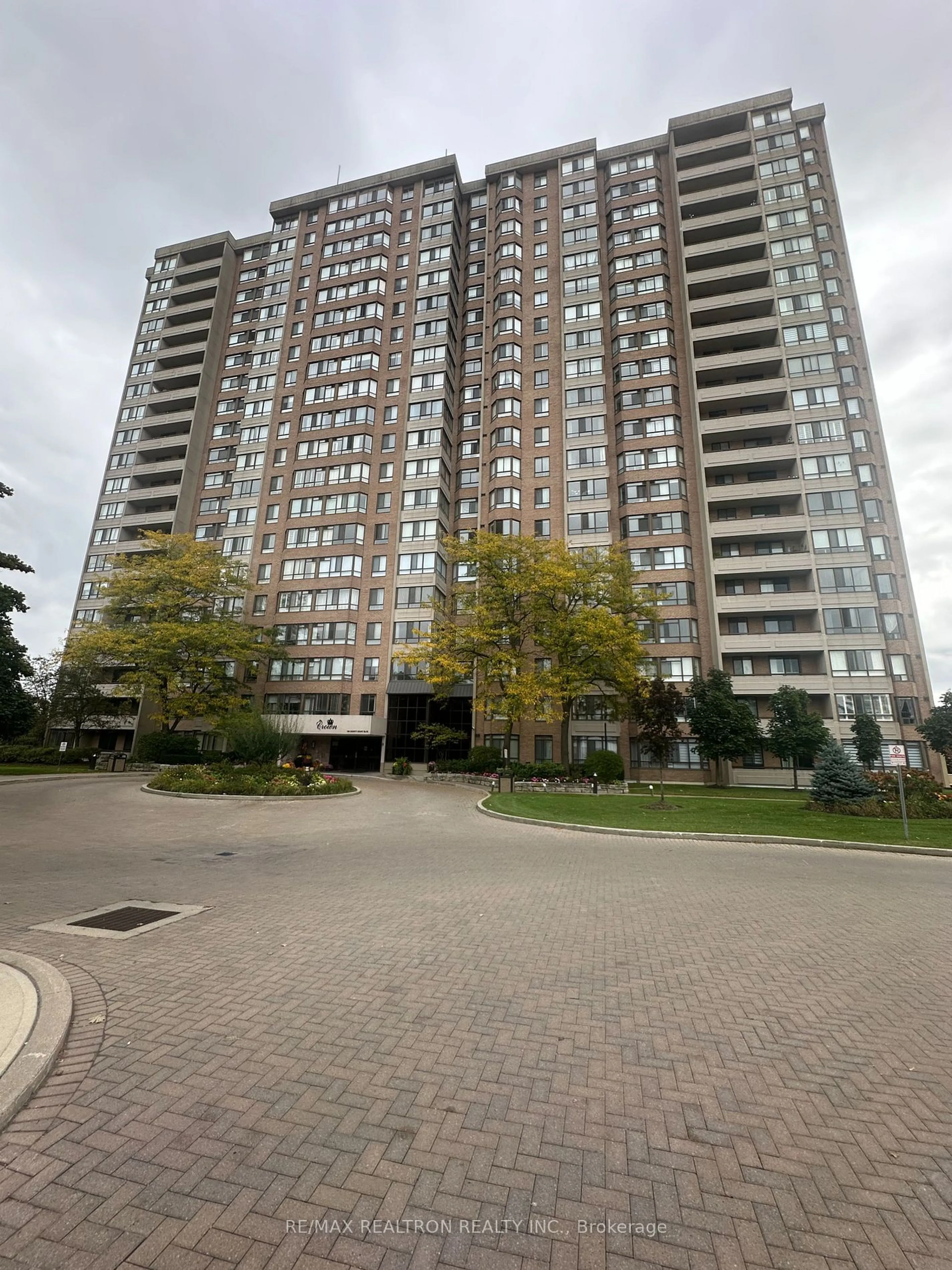 A pic from outside/outdoor area/front of a property/back of a property/a pic from drone, street for 100 County Court Blvd #907, Brampton Ontario L6W 4A5