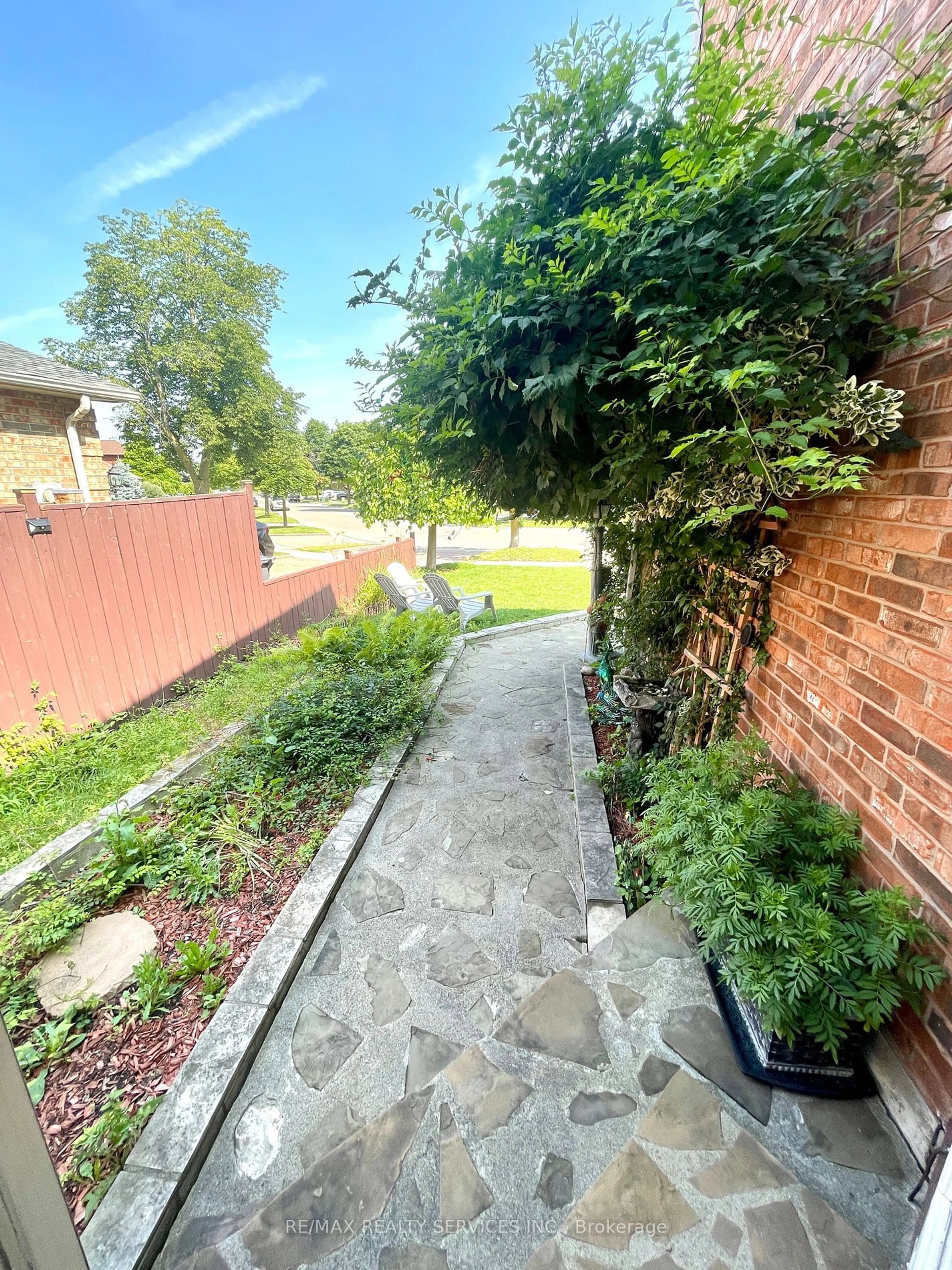 A pic from outside/outdoor area/front of a property/back of a property/a pic from drone, street for 104 Lord Simcoe Dr, Brampton Ontario L6S 5G9