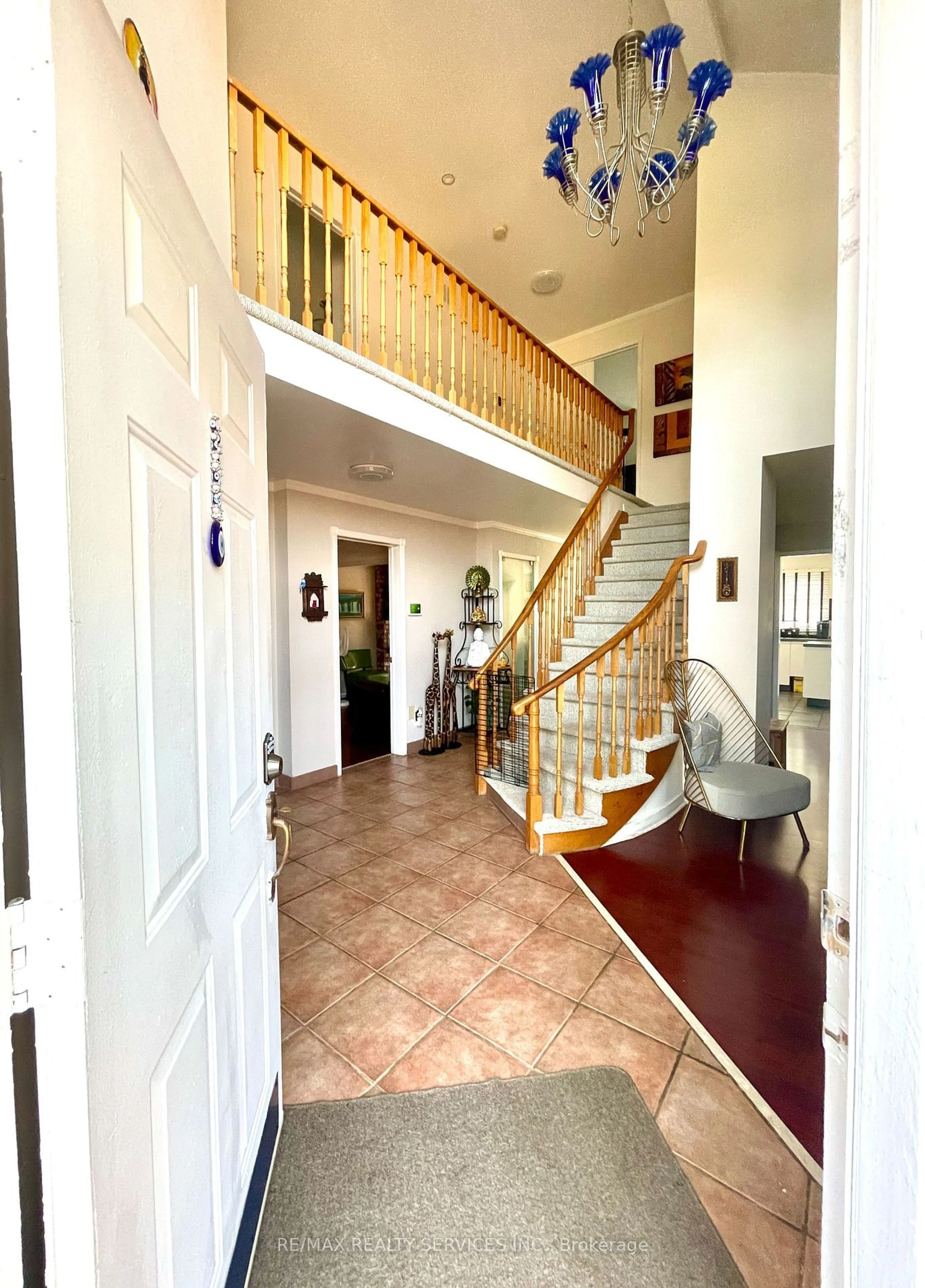 Indoor foyer for 104 Lord Simcoe Dr, Brampton Ontario L6S 5G9