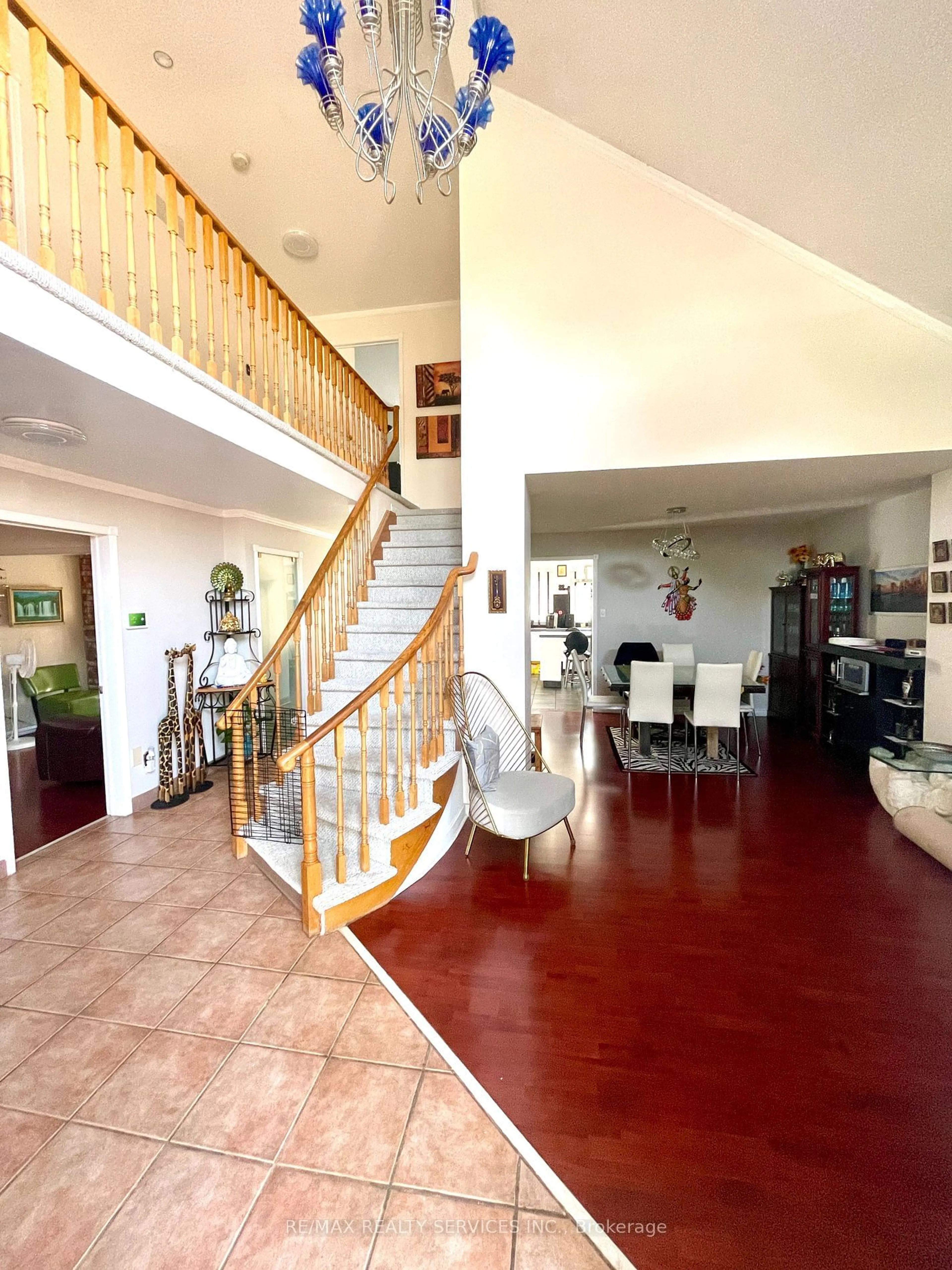 Indoor foyer for 104 Lord Simcoe Dr, Brampton Ontario L6S 5G9