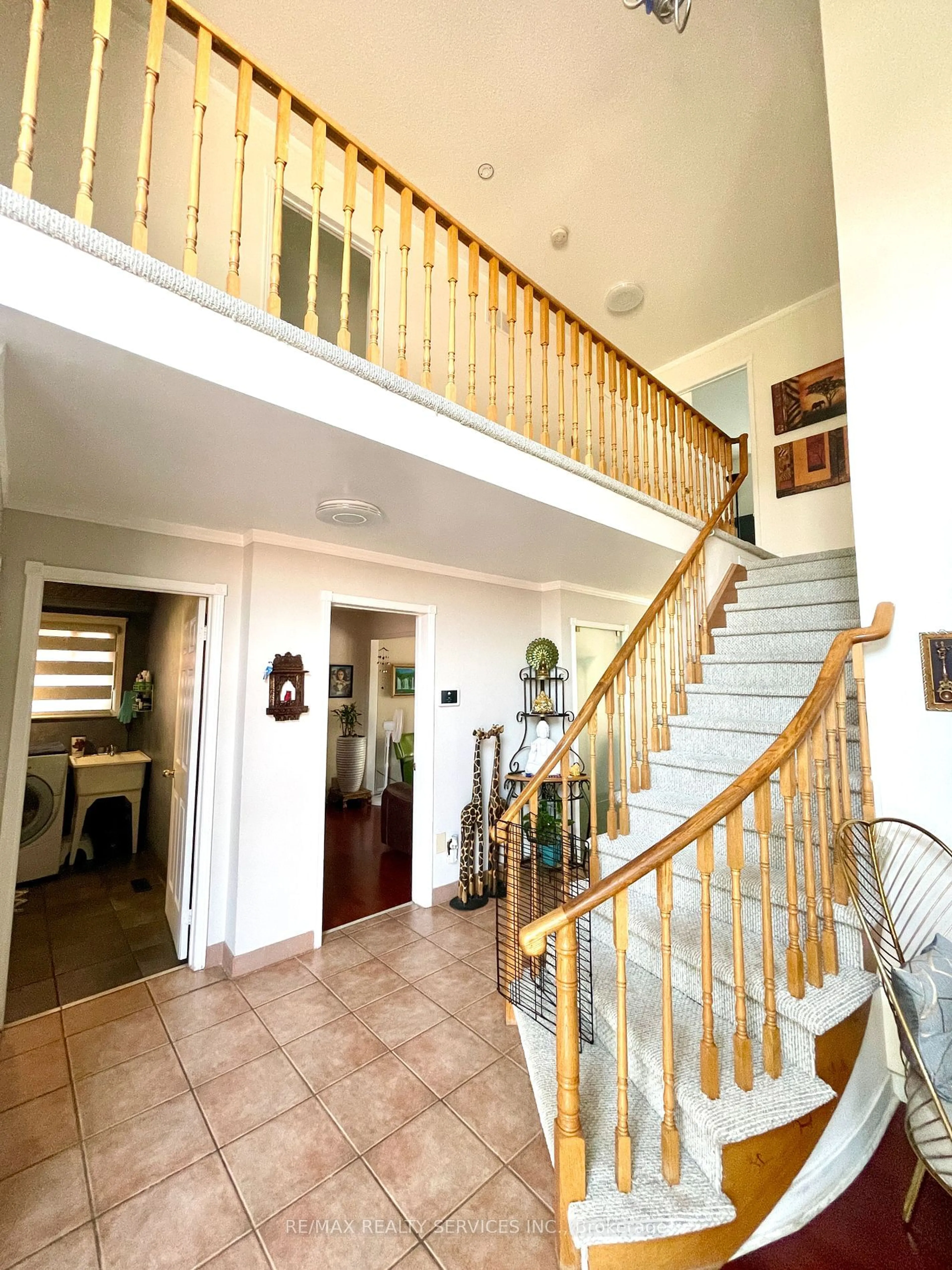 Indoor foyer for 104 Lord Simcoe Dr, Brampton Ontario L6S 5G9